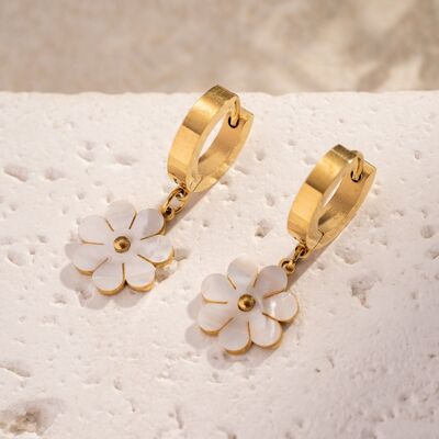Gold hoop earrings with white flowers – Stainless steel
