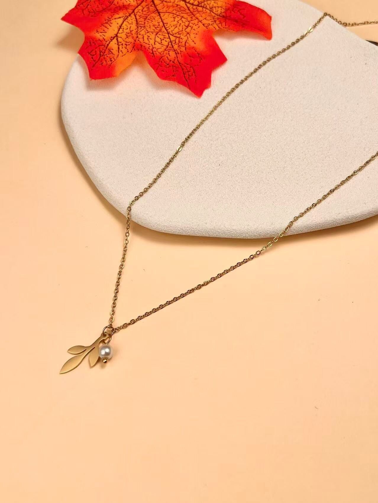 Halskette aus Blattgold und Perlen aus Edelstahl