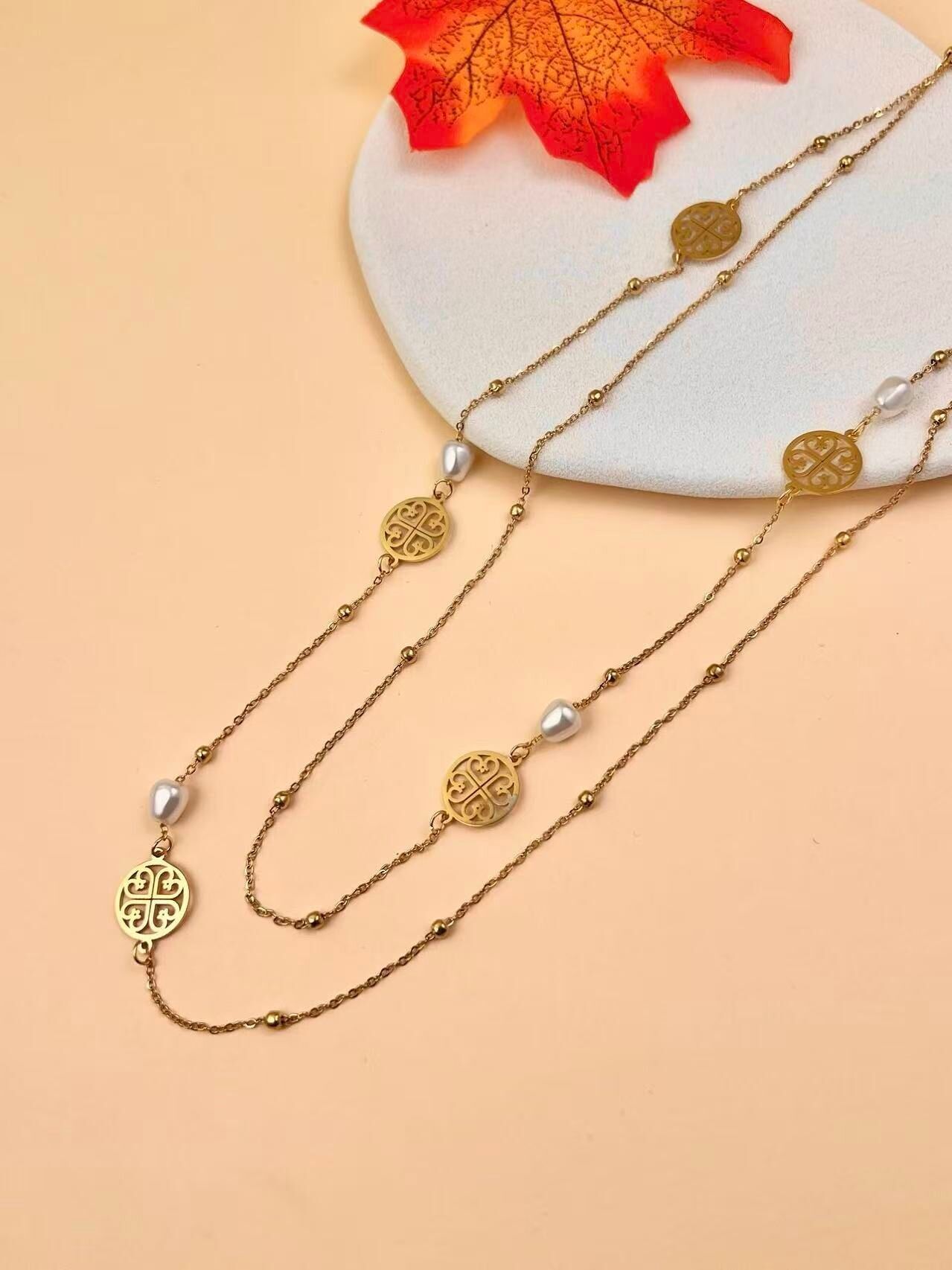 Goldene Medaillonkette mit Perlen aus Edelstahl