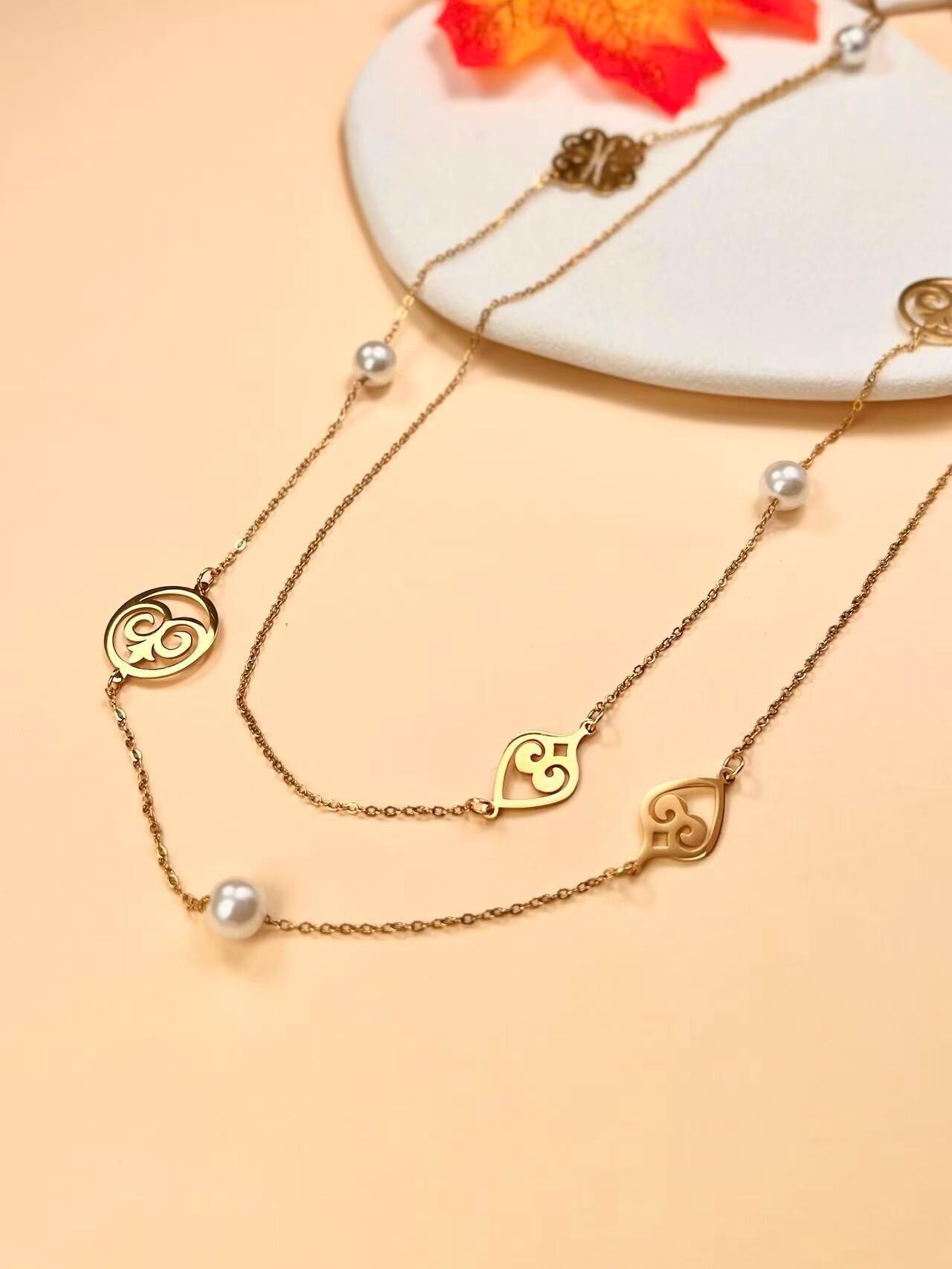 Durchbrochene Halskette Golden Elegance mit weißen Perlen und Edelstahl