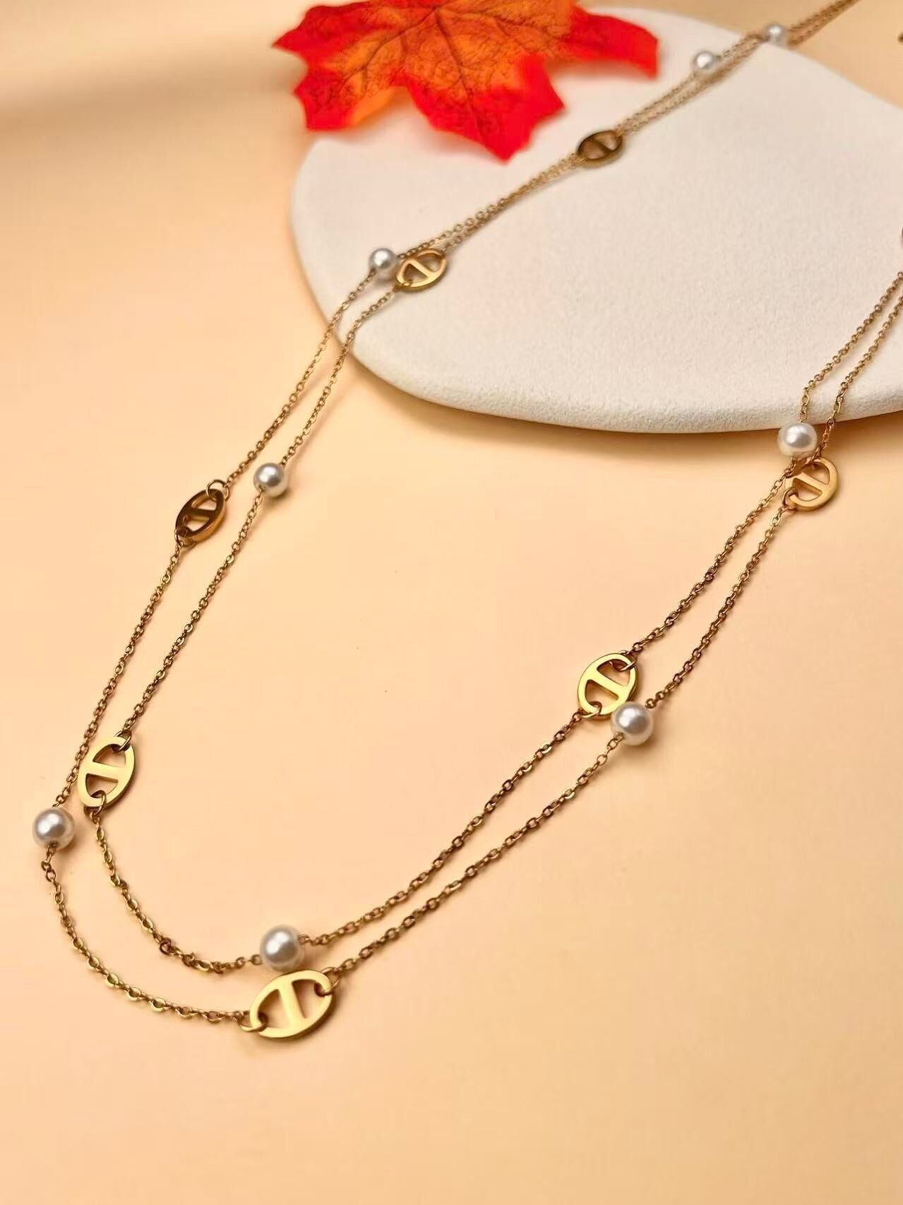 Mehrreihige Halskette mit Perlen und vergoldeten Charms aus Edelstahl