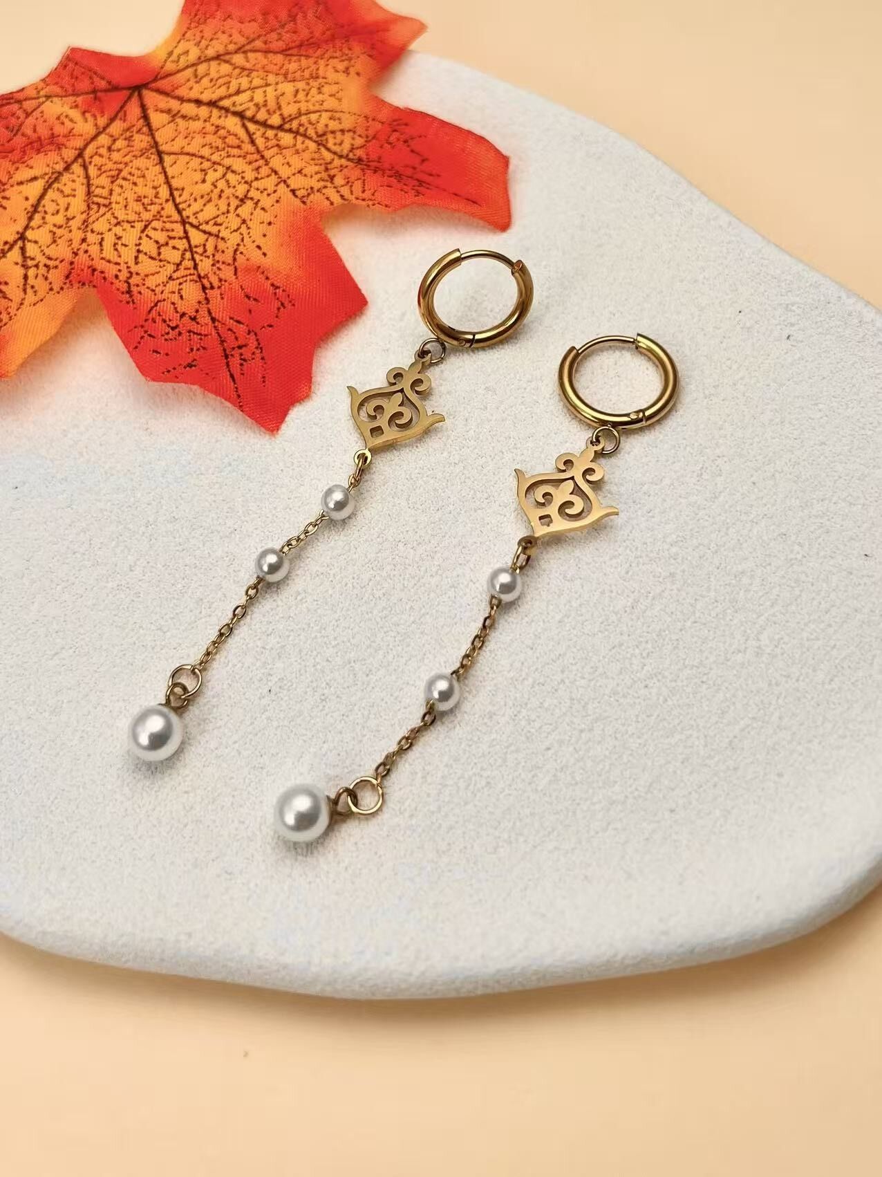 Durchbrochene Perlentropfenohrringe aus Edelstahl