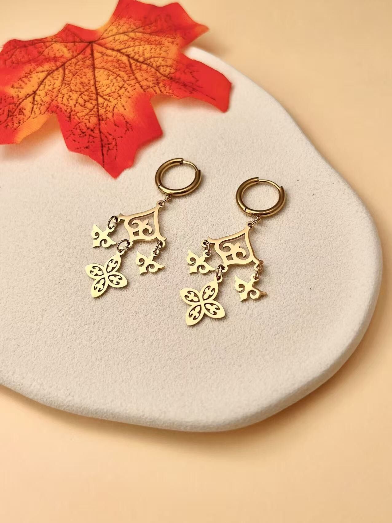 Durchbrochene Perlentropfenohrringe aus Edelstahl