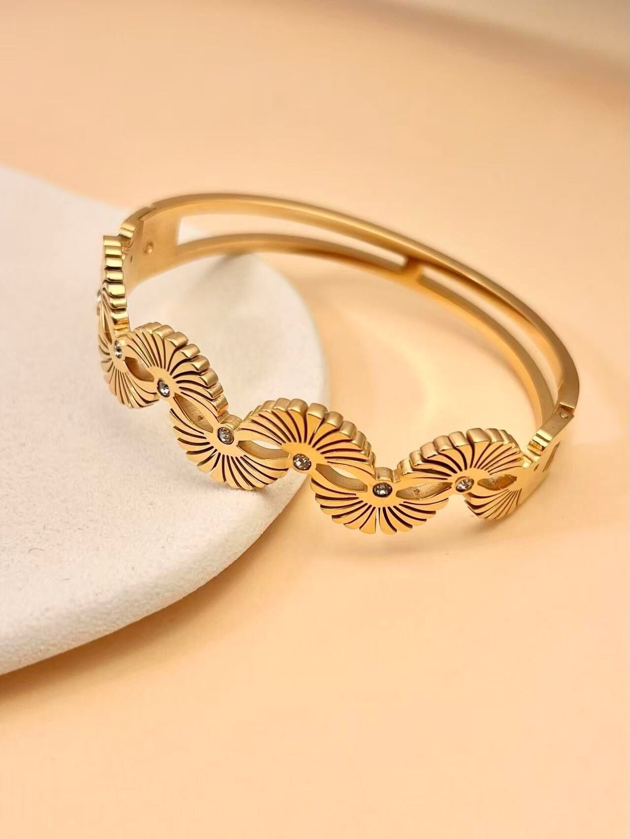 Goldenes Fächerarmband mit Edelstahlsteinen