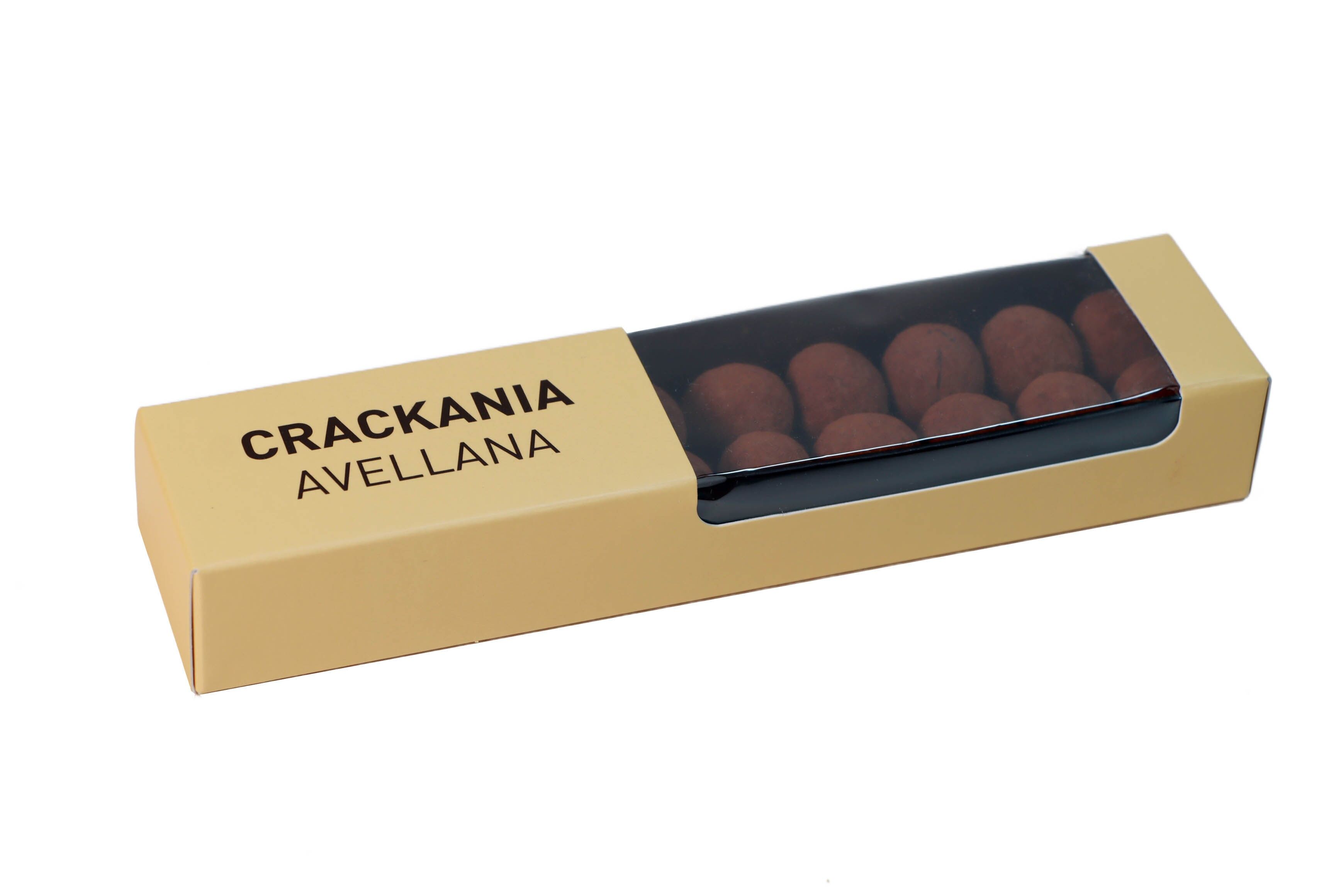 Nocciole caramellate immerse nel cioccolato al latte, pralinate di nocciole e spolverate di cacao