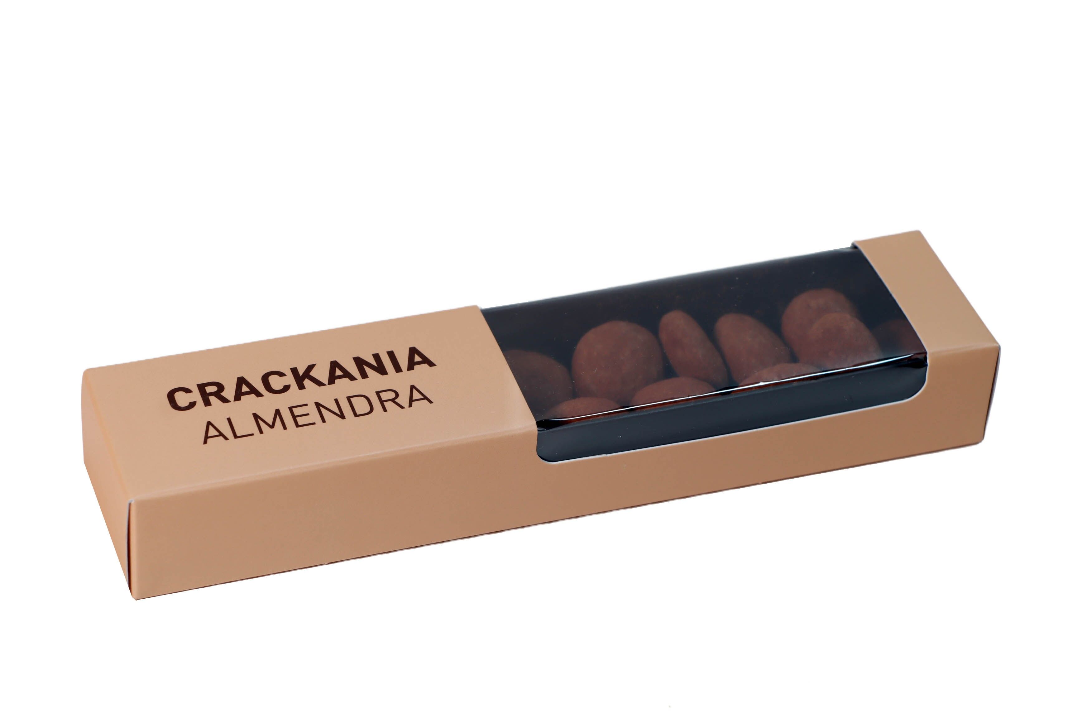 Mandorle caramellate immerse nel cioccolato bianco e fondente e spolverate di cacao