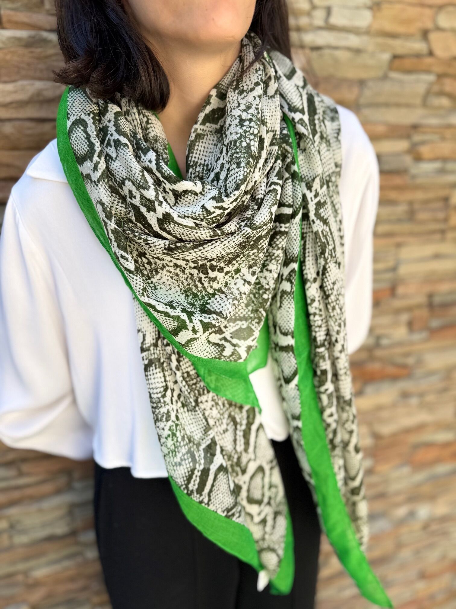 Bufanda de mujer con estampado de pitón