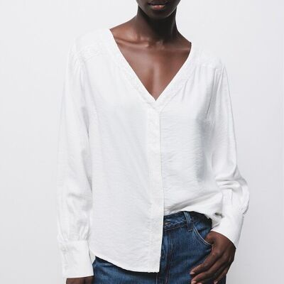 Blusa con lentejuelas y cuello en V