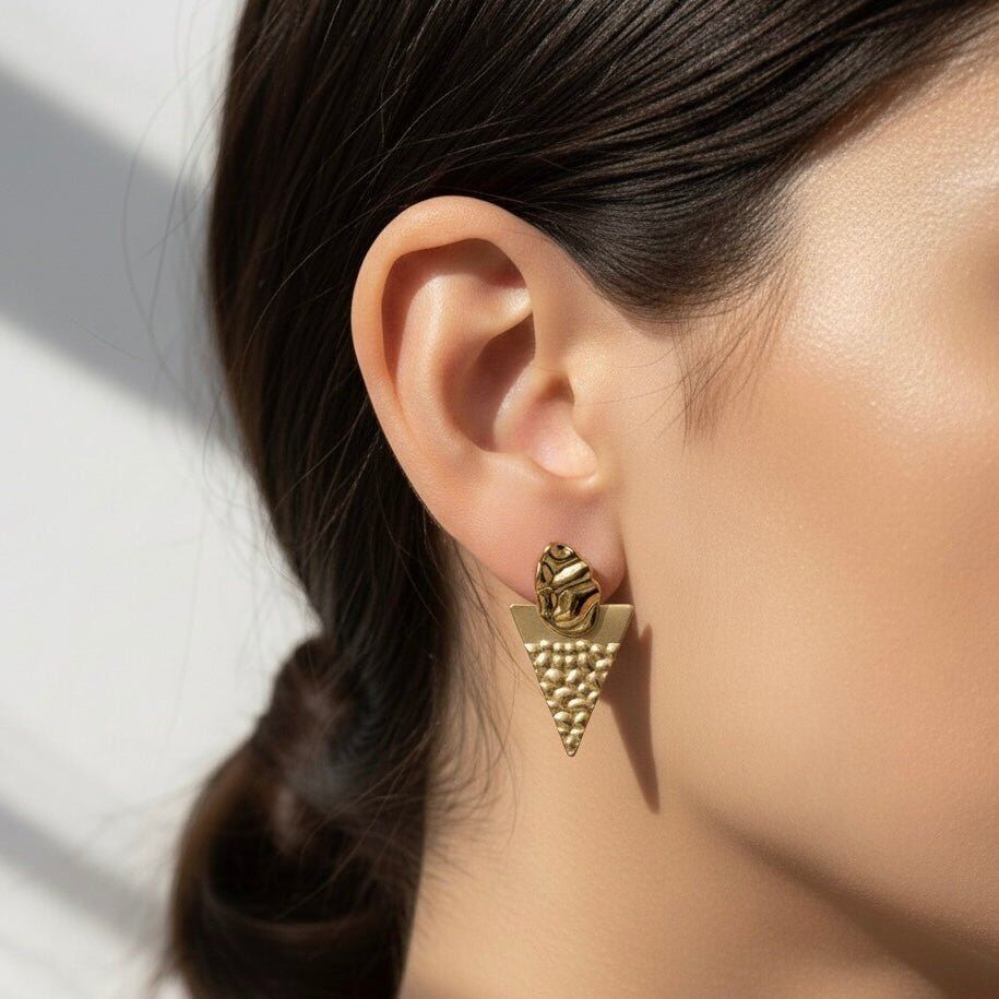 TRIANGOLO - Orecchini geométricos bañados en oro de 18 quilates