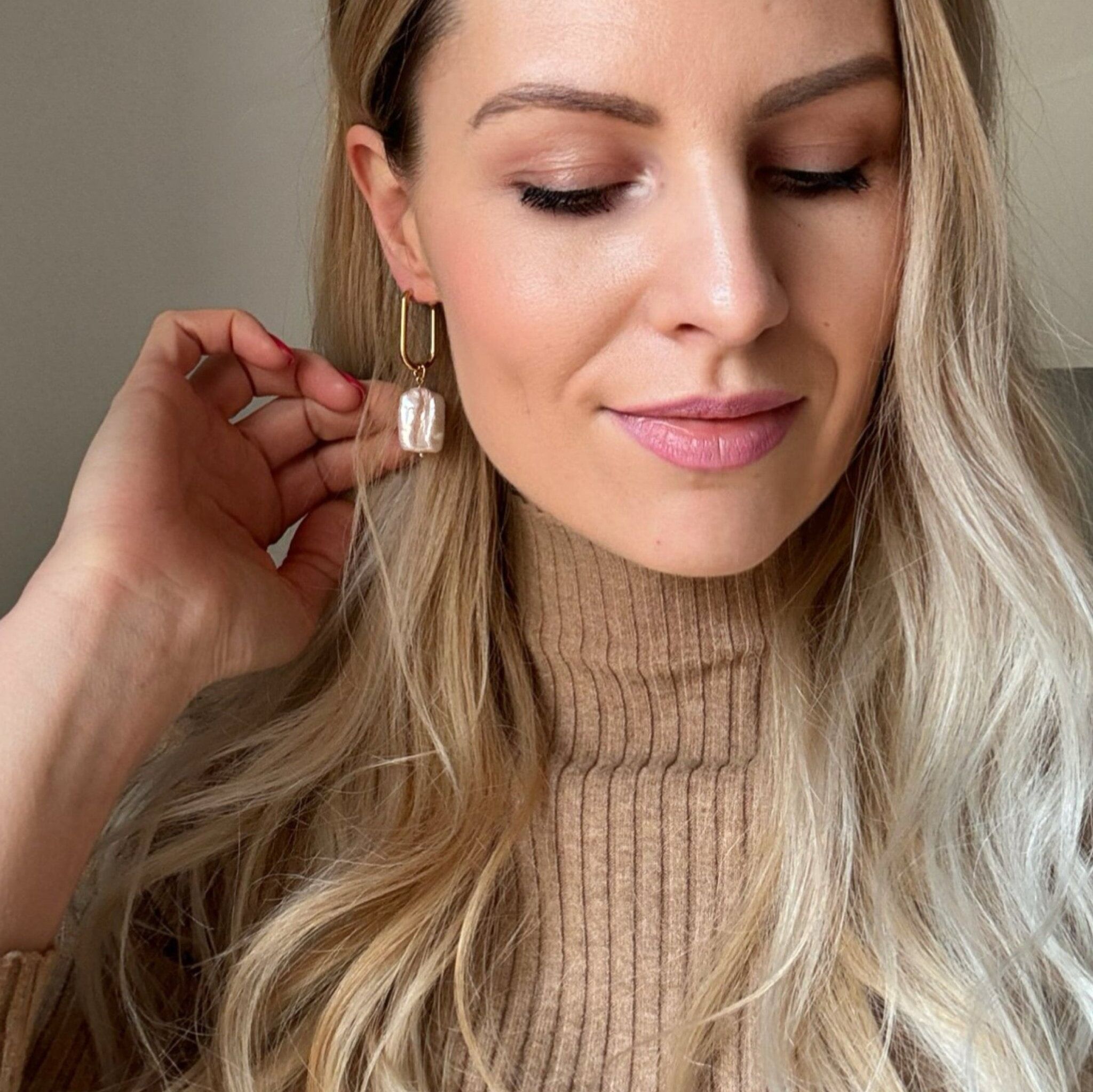 PURA - Aros Huggie con perlas keshi