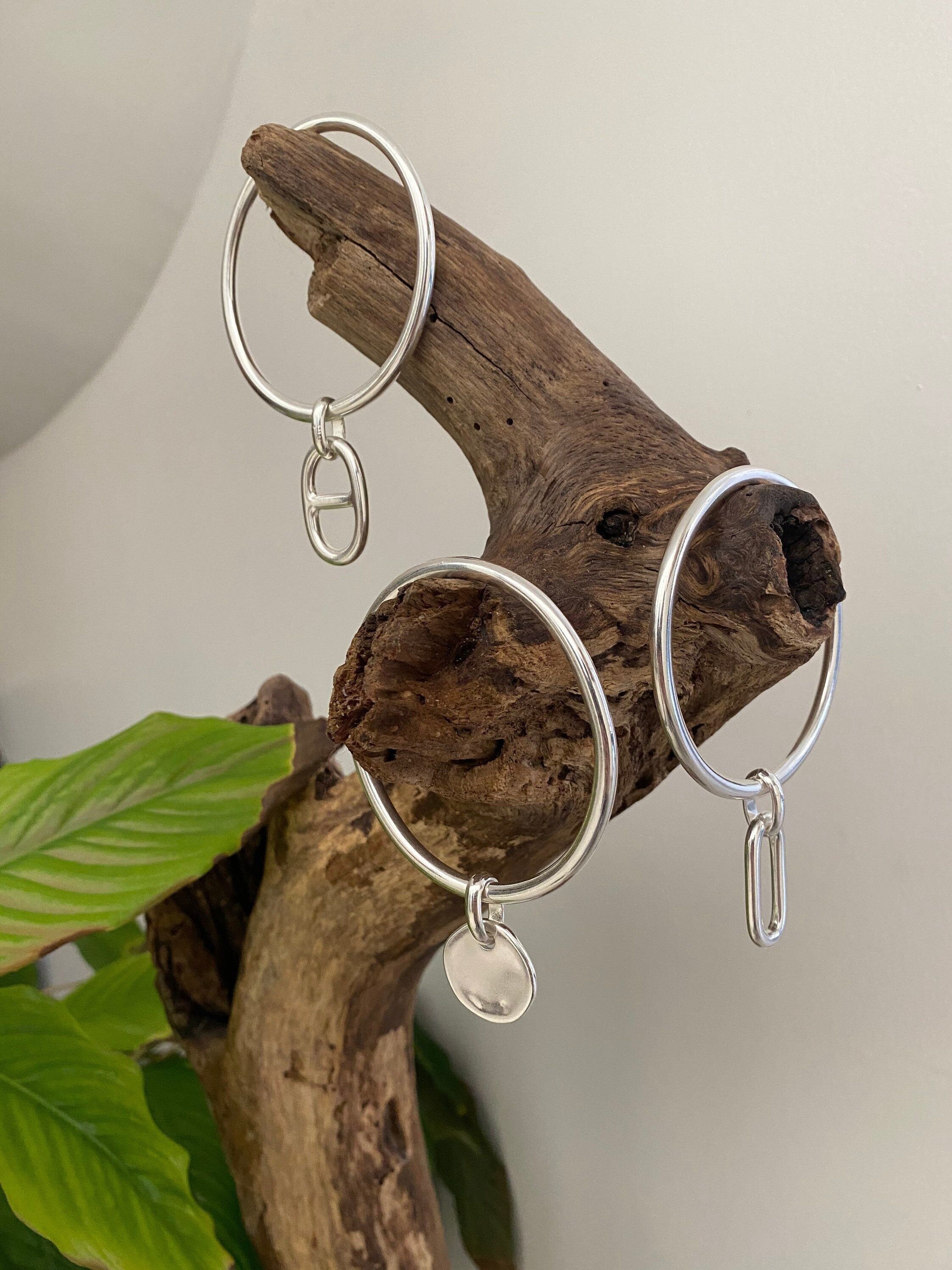 silberner Armreif mit runder Quaste