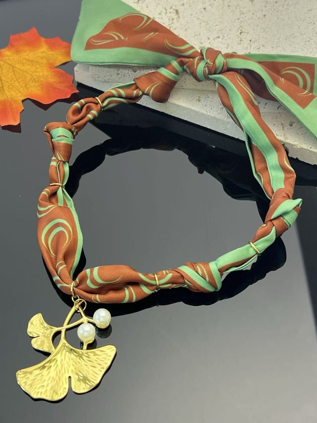 Schalkette im Bohemian-Chic-Stil, Blattgold und Perlenanhänger