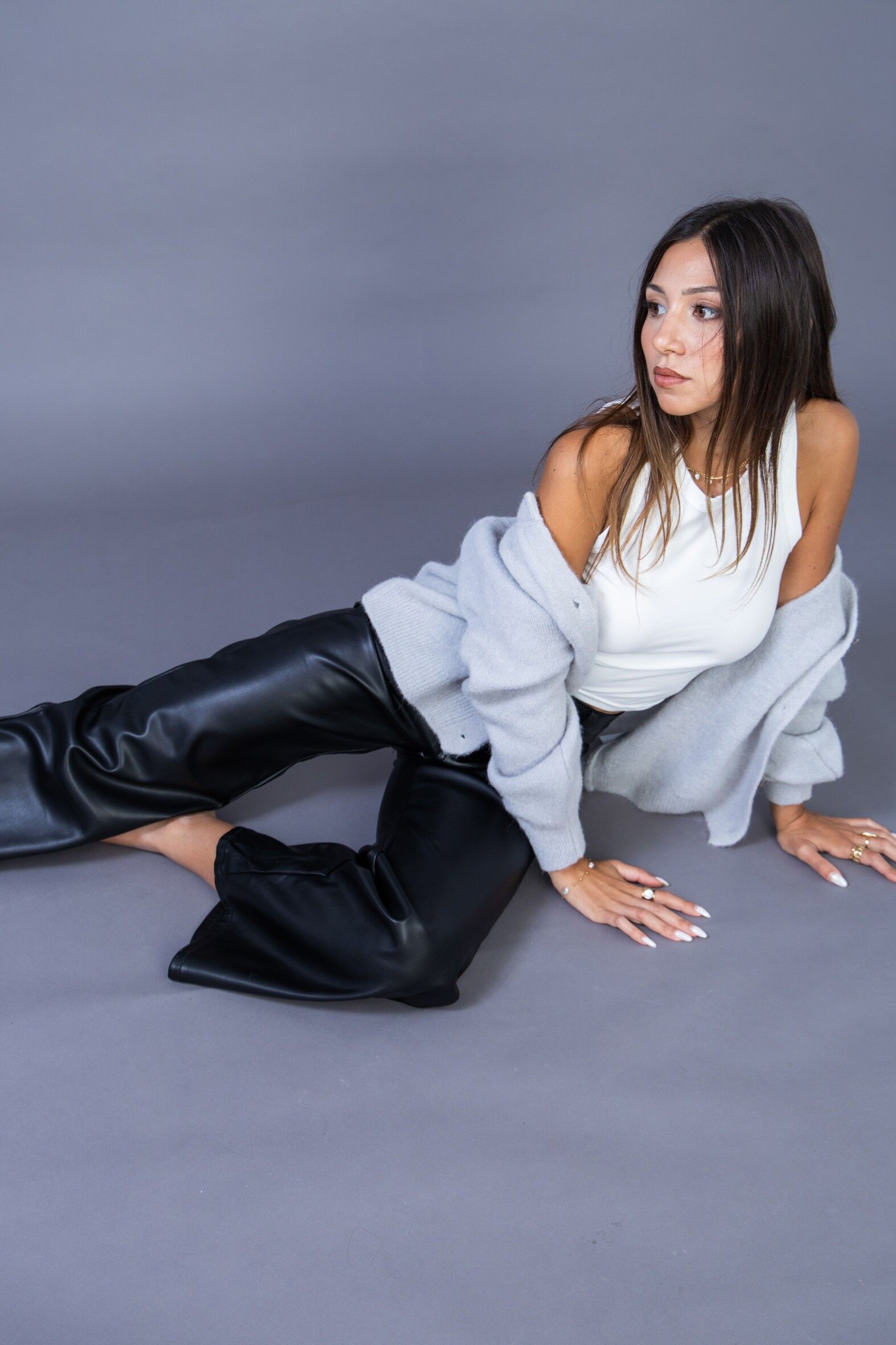 Damenhose aus glattem Kunstleder mit weitem Bein – ANA & LUCY