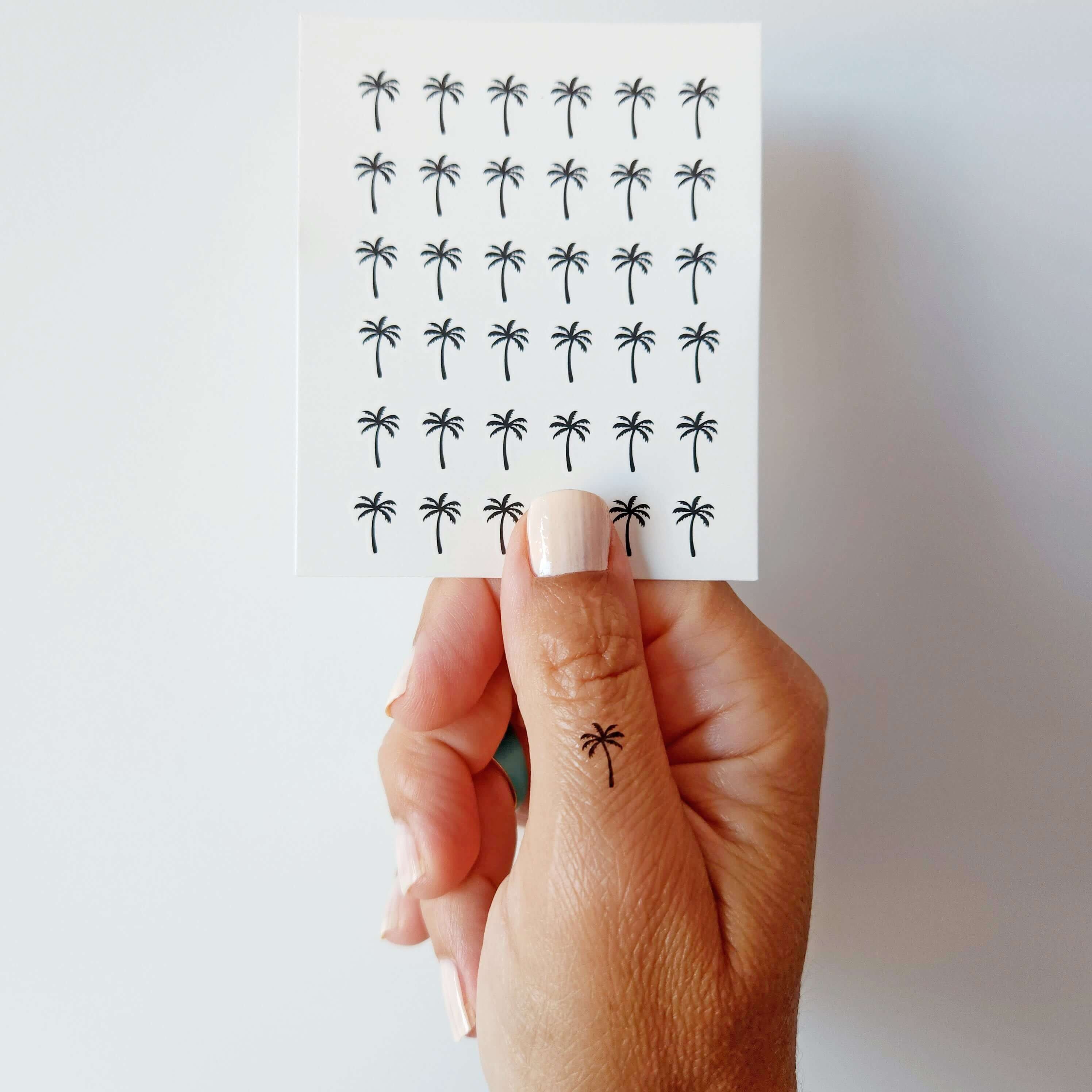 tatuaggio temporaneo di mini palme