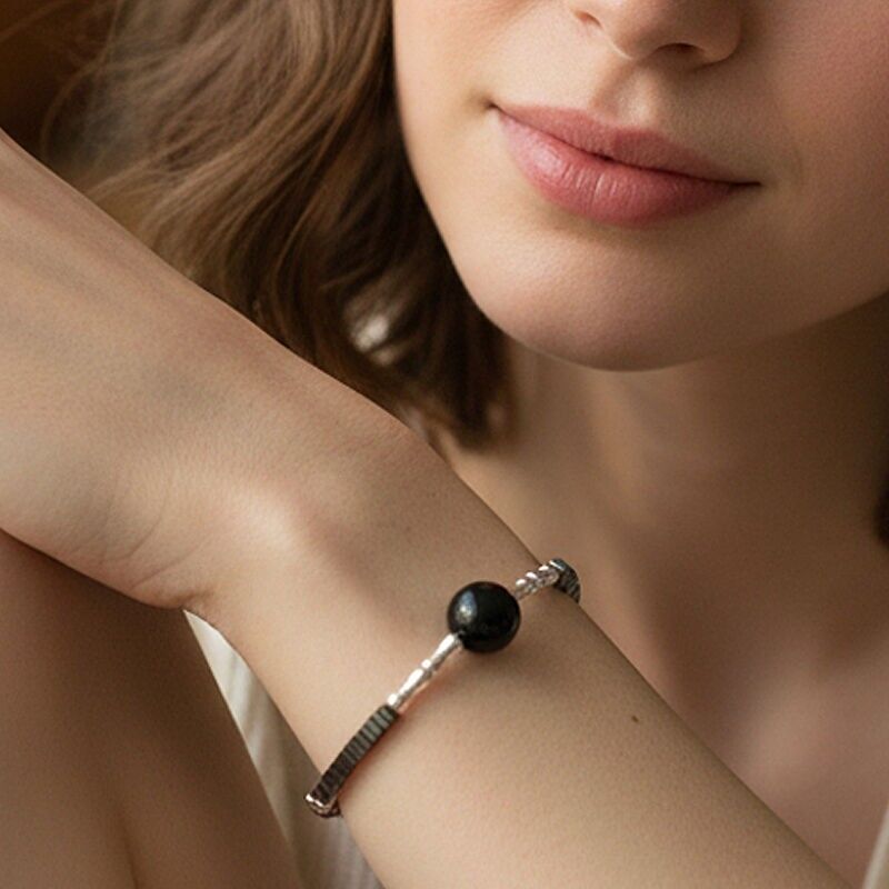 Bracciale con perline di ematite nera e piastre di smeraldo nero