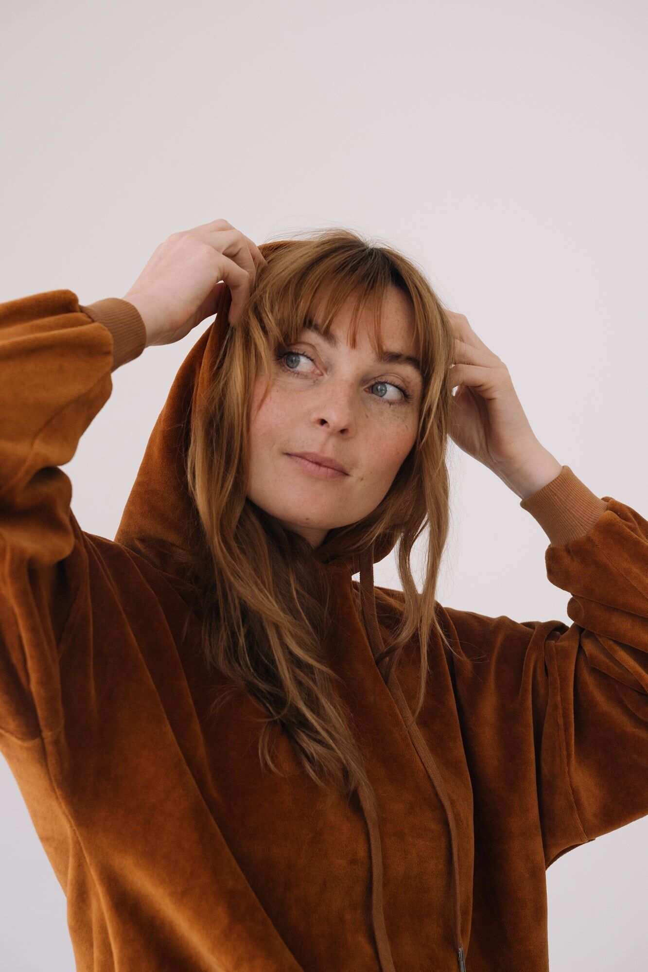 Kapuzenpullover aus Bio-Samt in Terrakotta