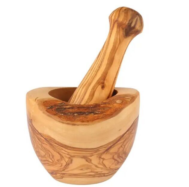 Mortero y maja rústicos de madera de olivo
