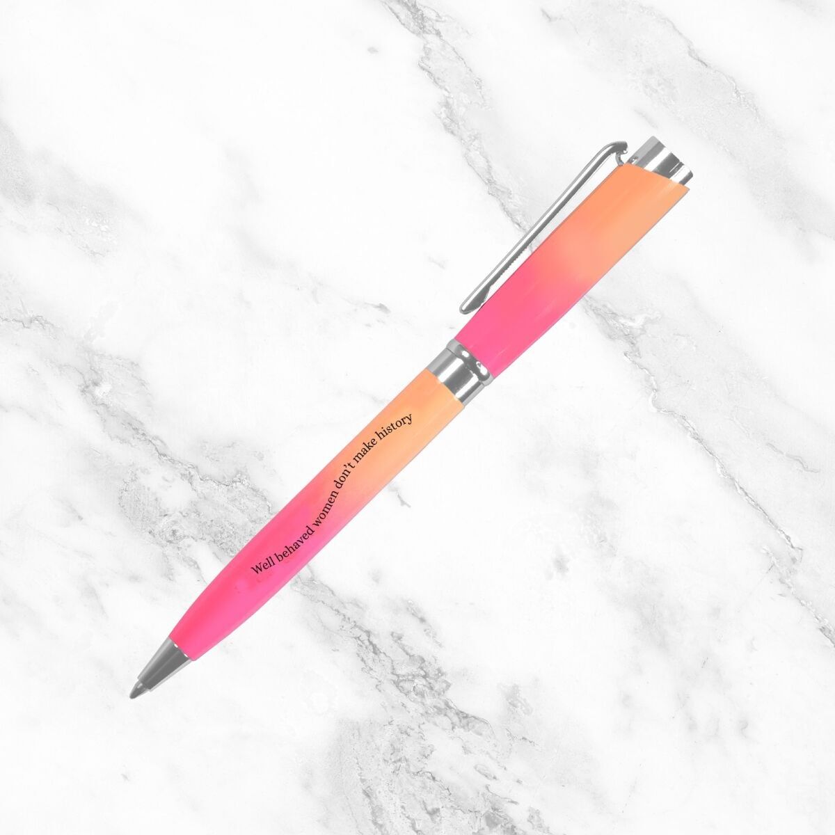 Gut erzogene Frauen schreiben keine Geschichte. Pink-orangefarbener Stift