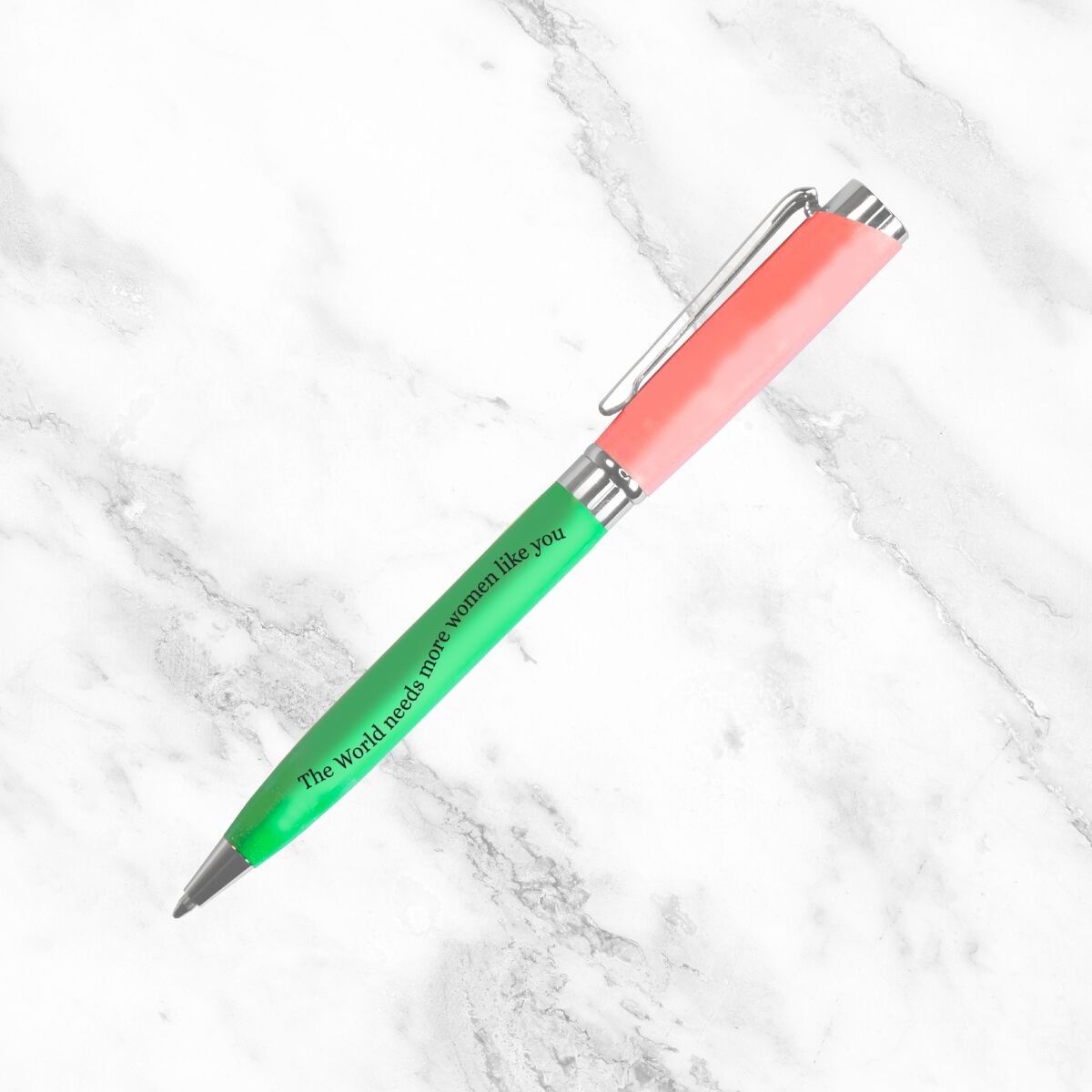 Die Welt braucht mehr Frauen wie Sie. Grüner und rosa Stift