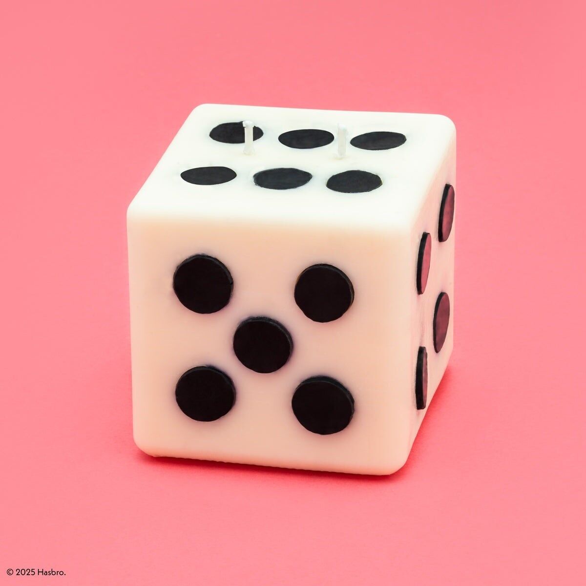 Vela de pilar en blanco y negro Roll the Dice de Monopoly x Flamingo Candles