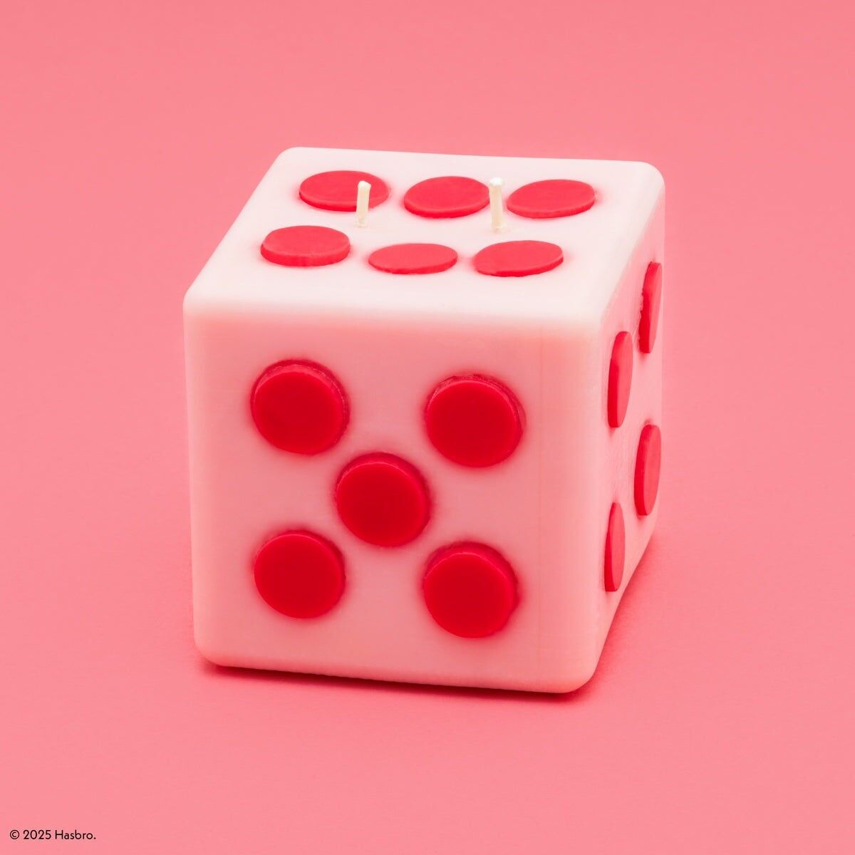 Vela de pilar rosa y roja Roll the Dice de Monopoly x Flamingo Candles