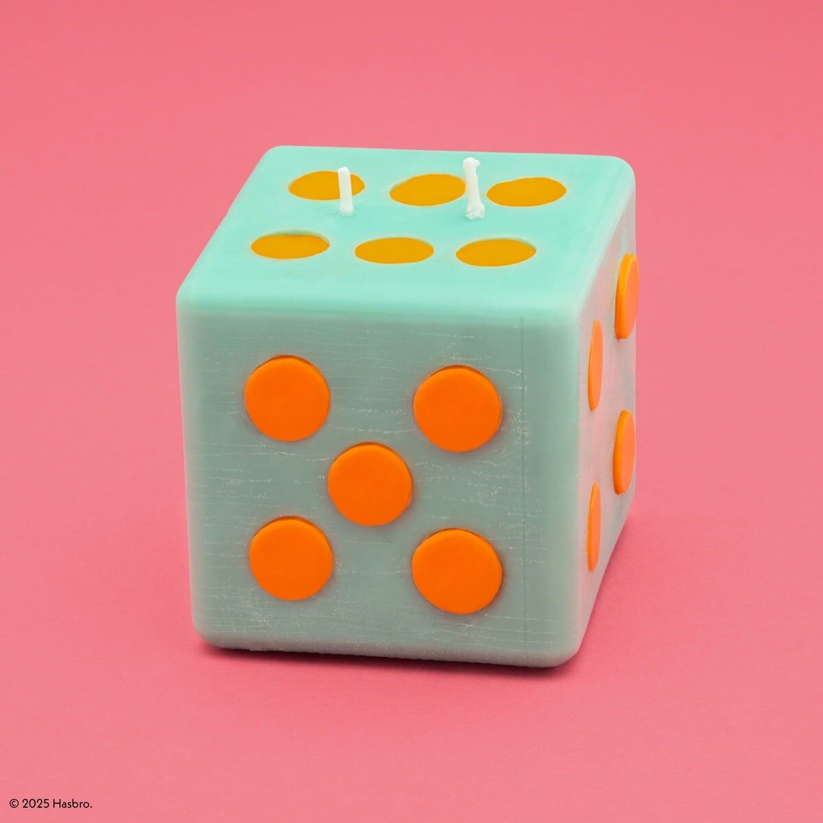 Vela de pilar verde menta y naranja Roll the Dice de Monopoly x Flamingo Candles