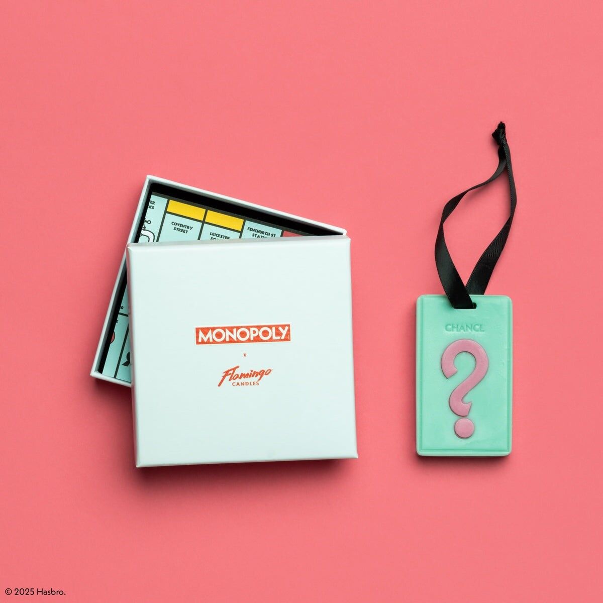 Velas Monopoly x Flamingo Take a Chance con aroma a jazmín y neroli