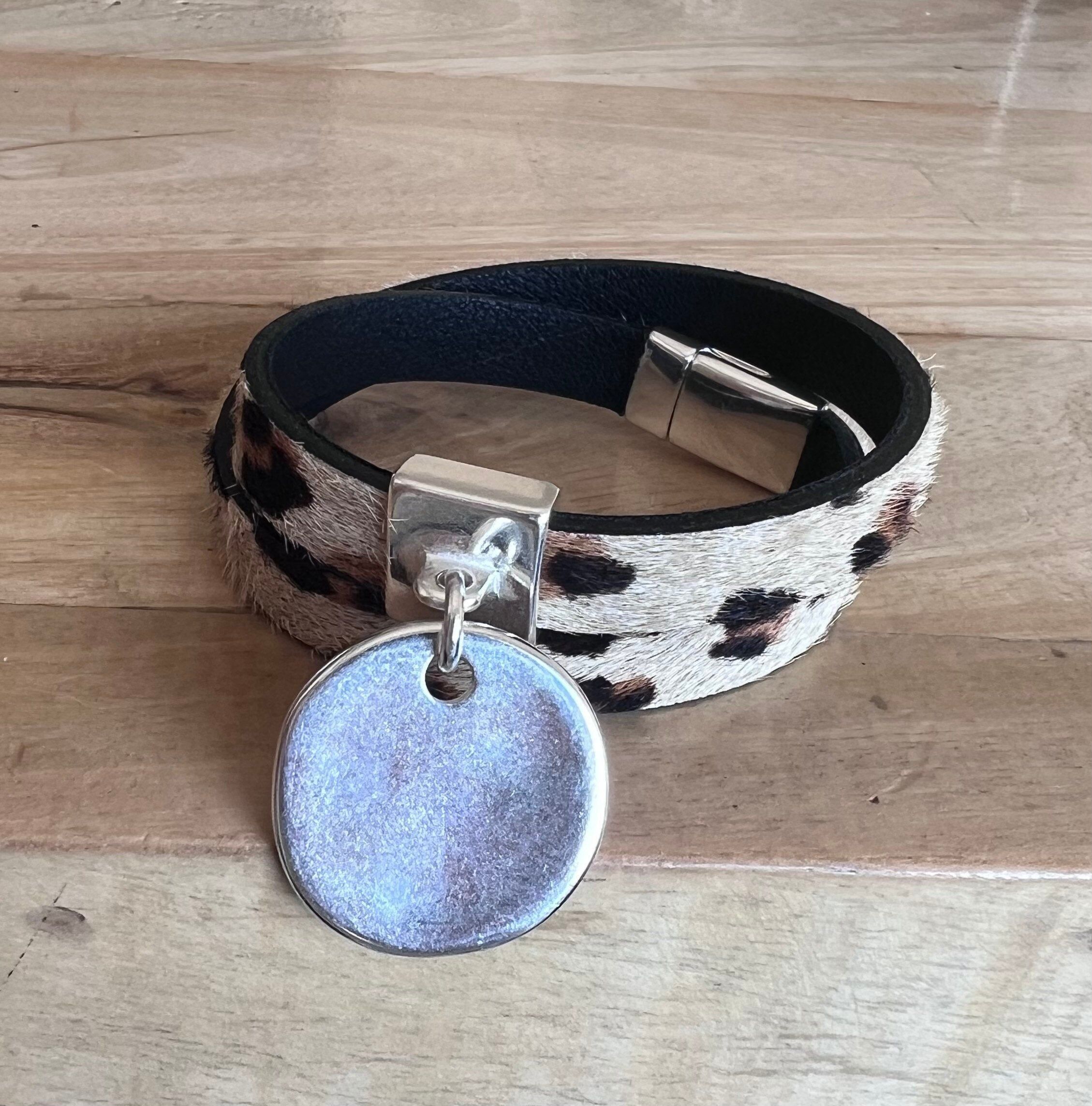 Doppelt gewickeltes Leopardenlederarmband mit runder Medaille