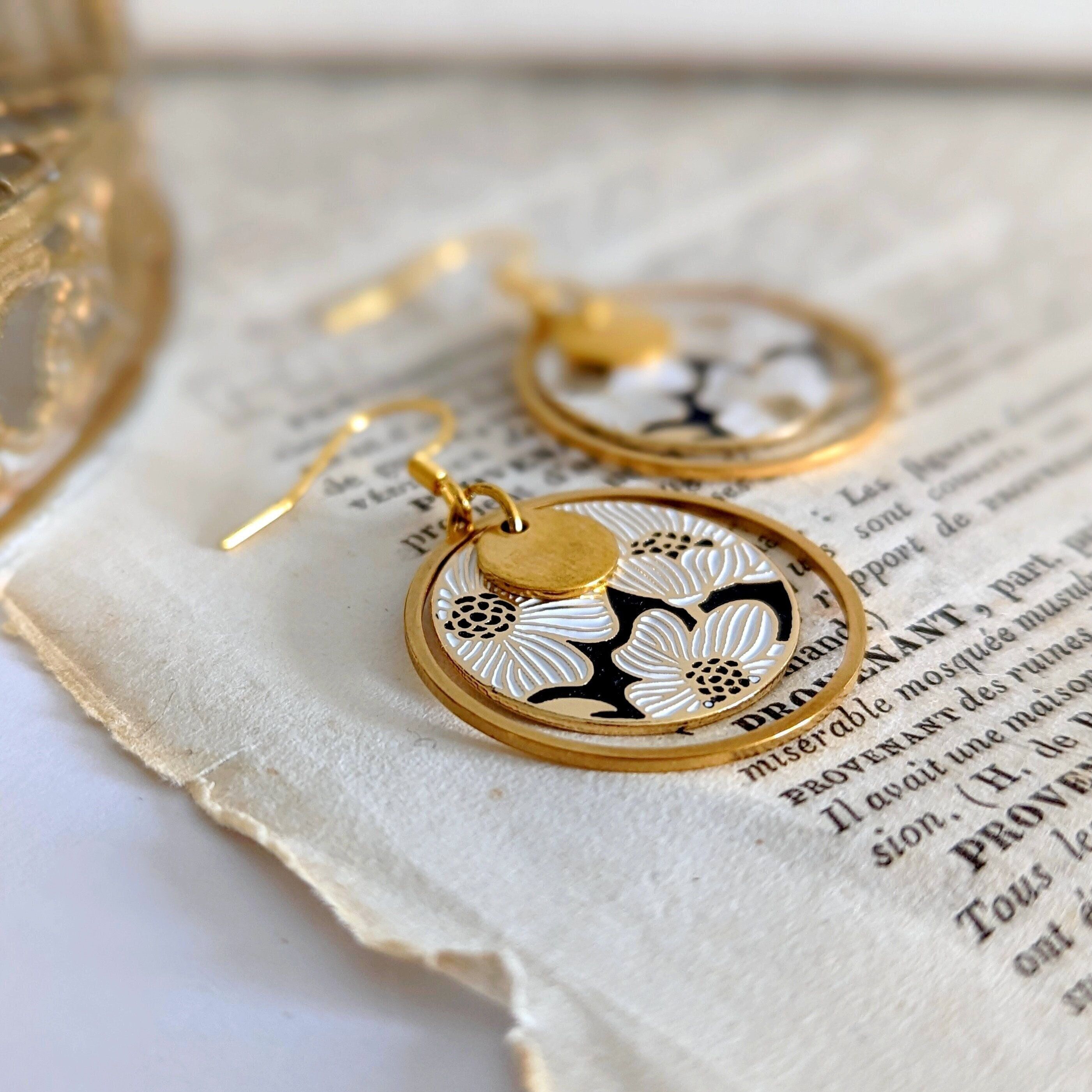 Boucles d'oreilles pendantes en émail noir et blanc pour femme - Laiton doré placage +, acier inoxydable et acier hypoallergénique