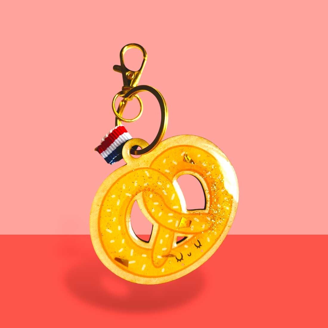 Llavero ilustrado de pretzel navideño, fabricado en madera y resina - Hecho a mano en Francia