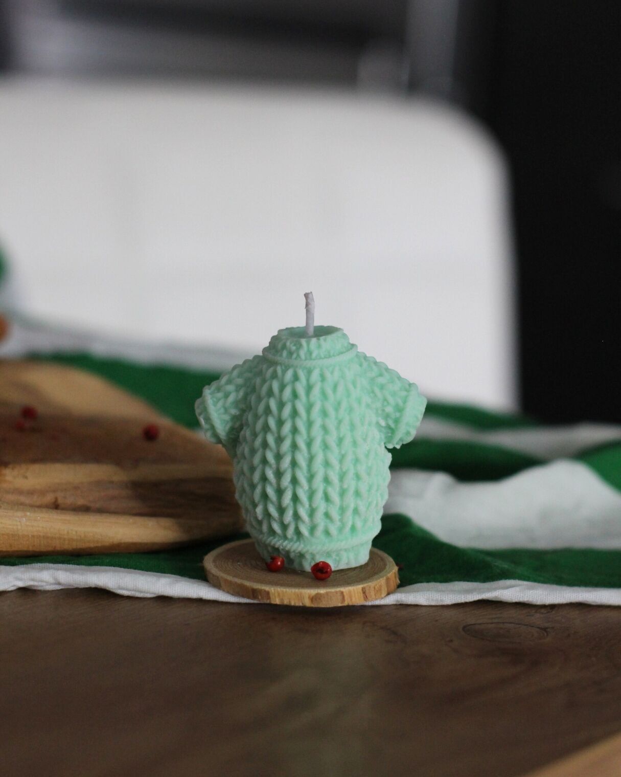 Piccola candela a forma di maglione di lana