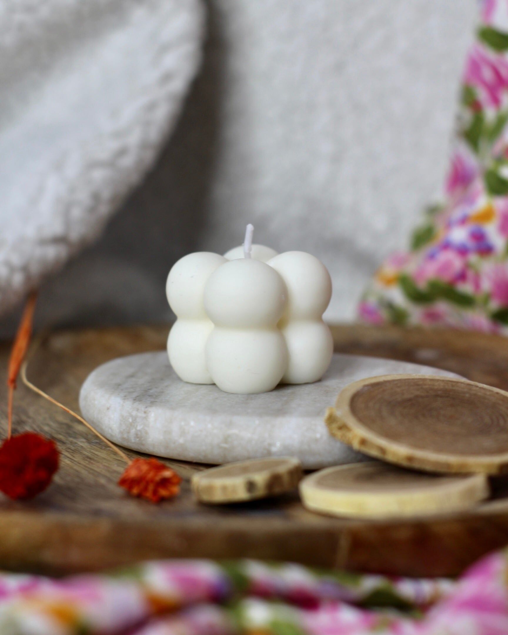 Piccola candela a forma di cubo con bolle