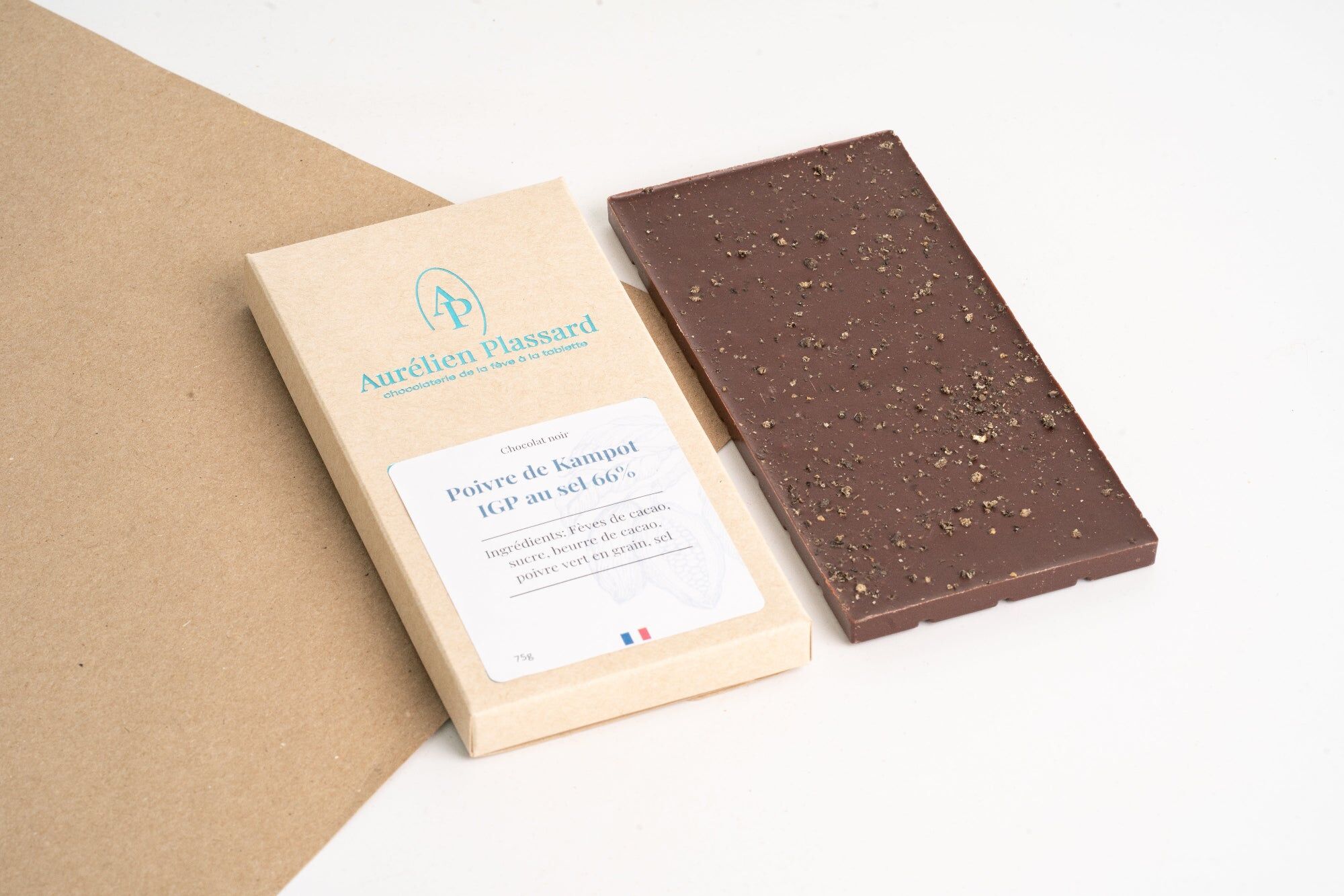 Dark chocolate bar with 66% cocoa and Kampot pepper (IGP) with salt