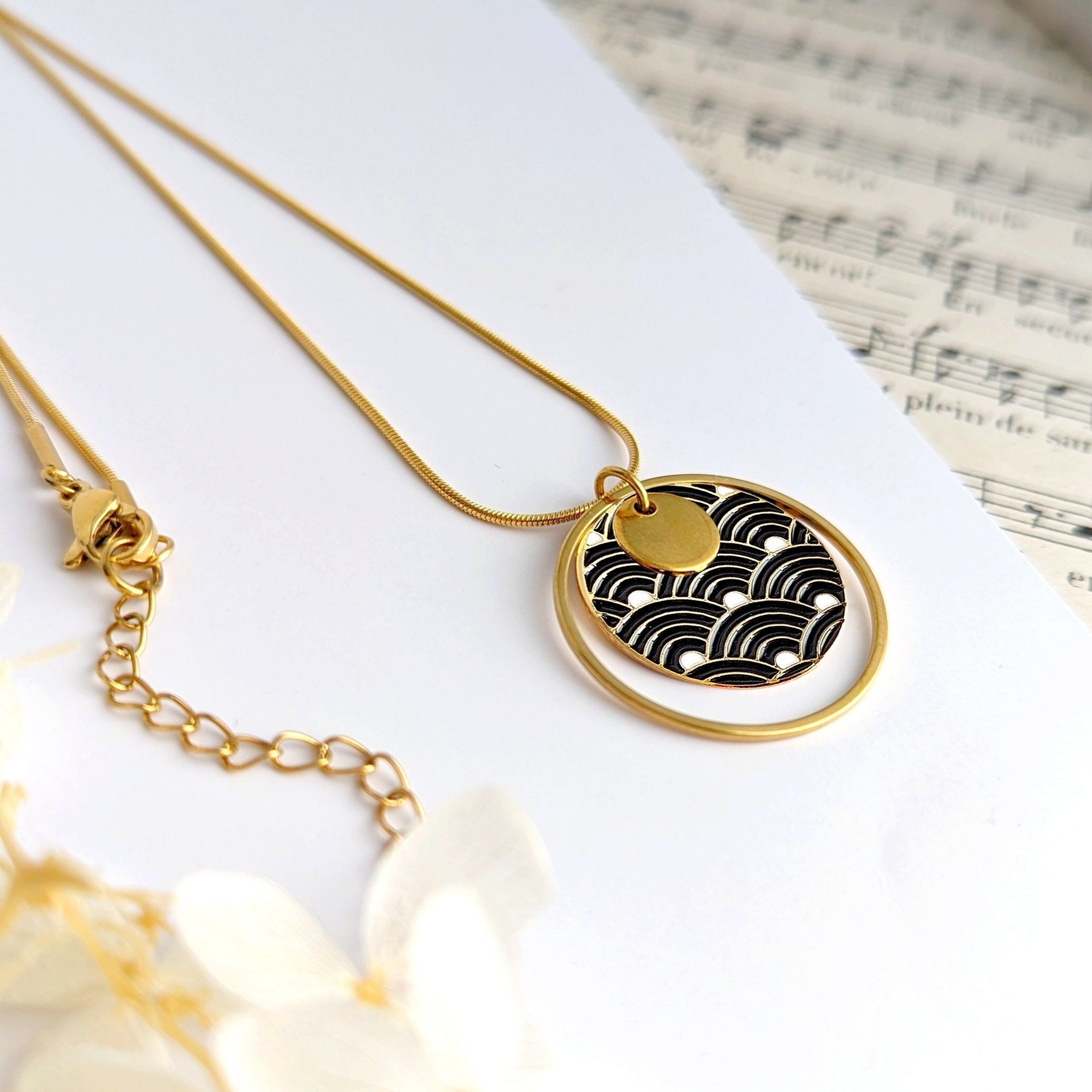 Collana con catena e ciondolo a forma di onda giapponese in smalto nero e oro per donna