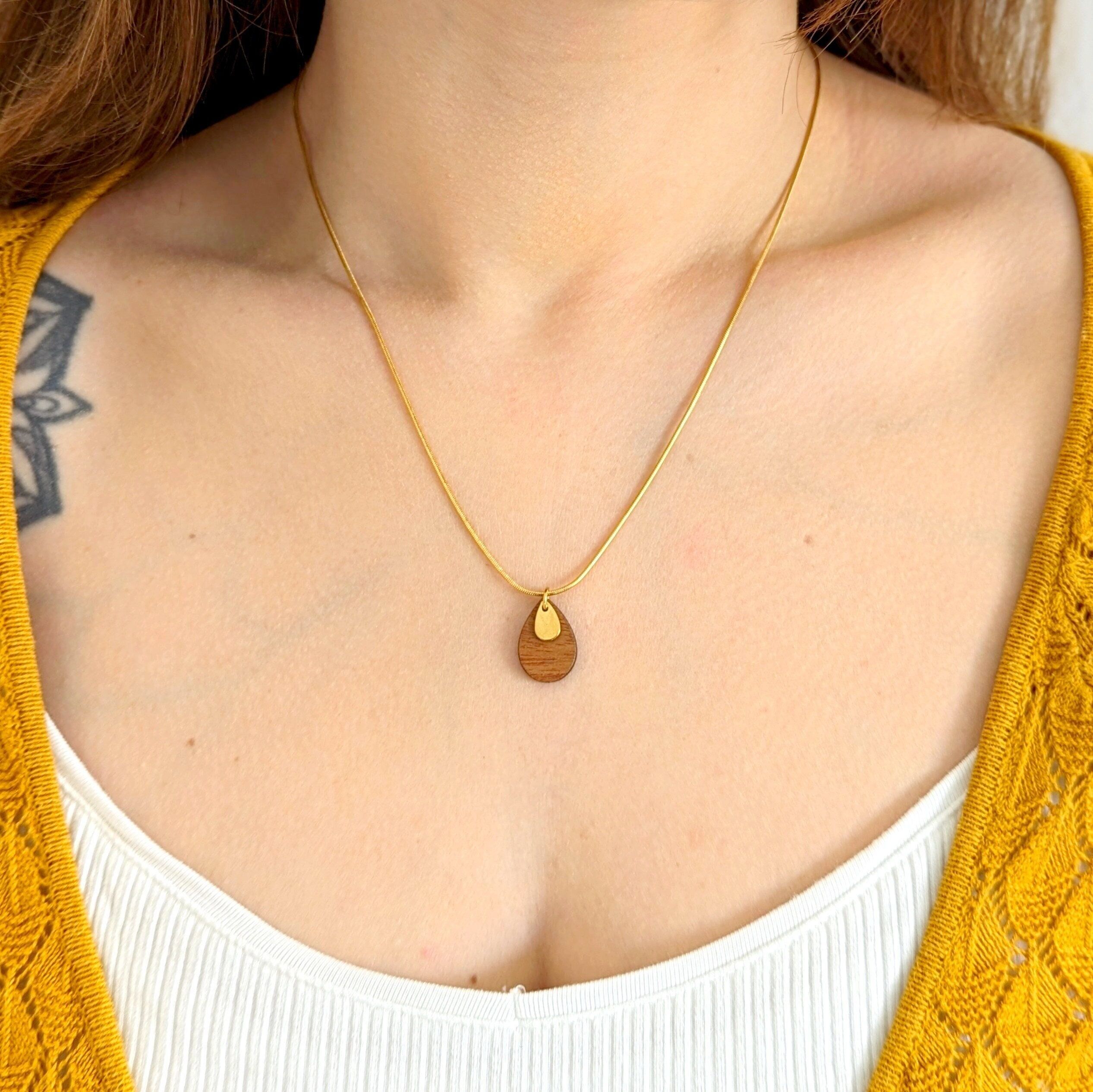 Collana con pendente a goccia in legno di noce su catena in acciaio inossidabile dorato, gioiello minimalista per donna