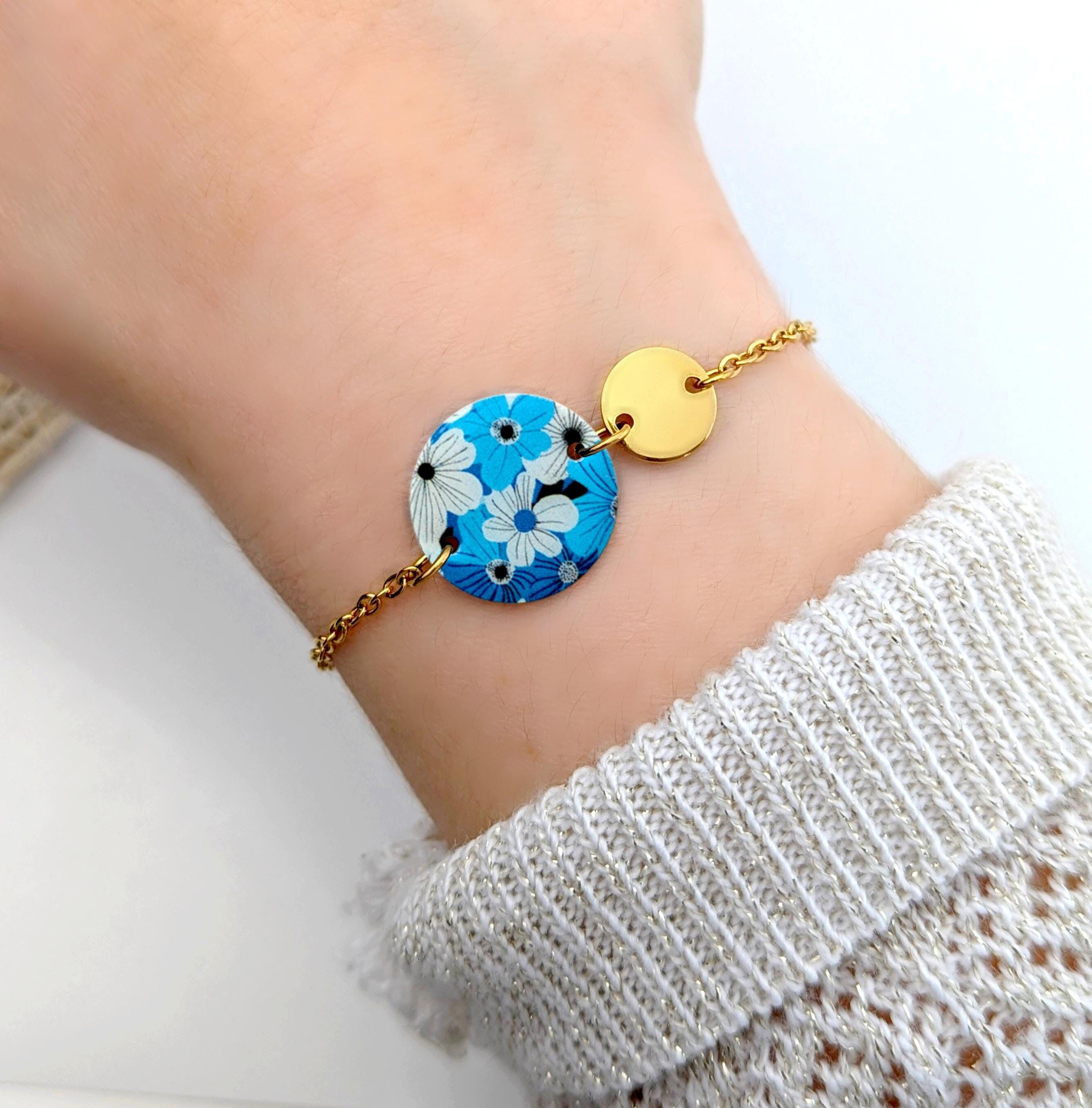 Pulsera ajustable colorida con flores azules y blancas para mujer, bisutería de moda en resina y acero inoxidable.