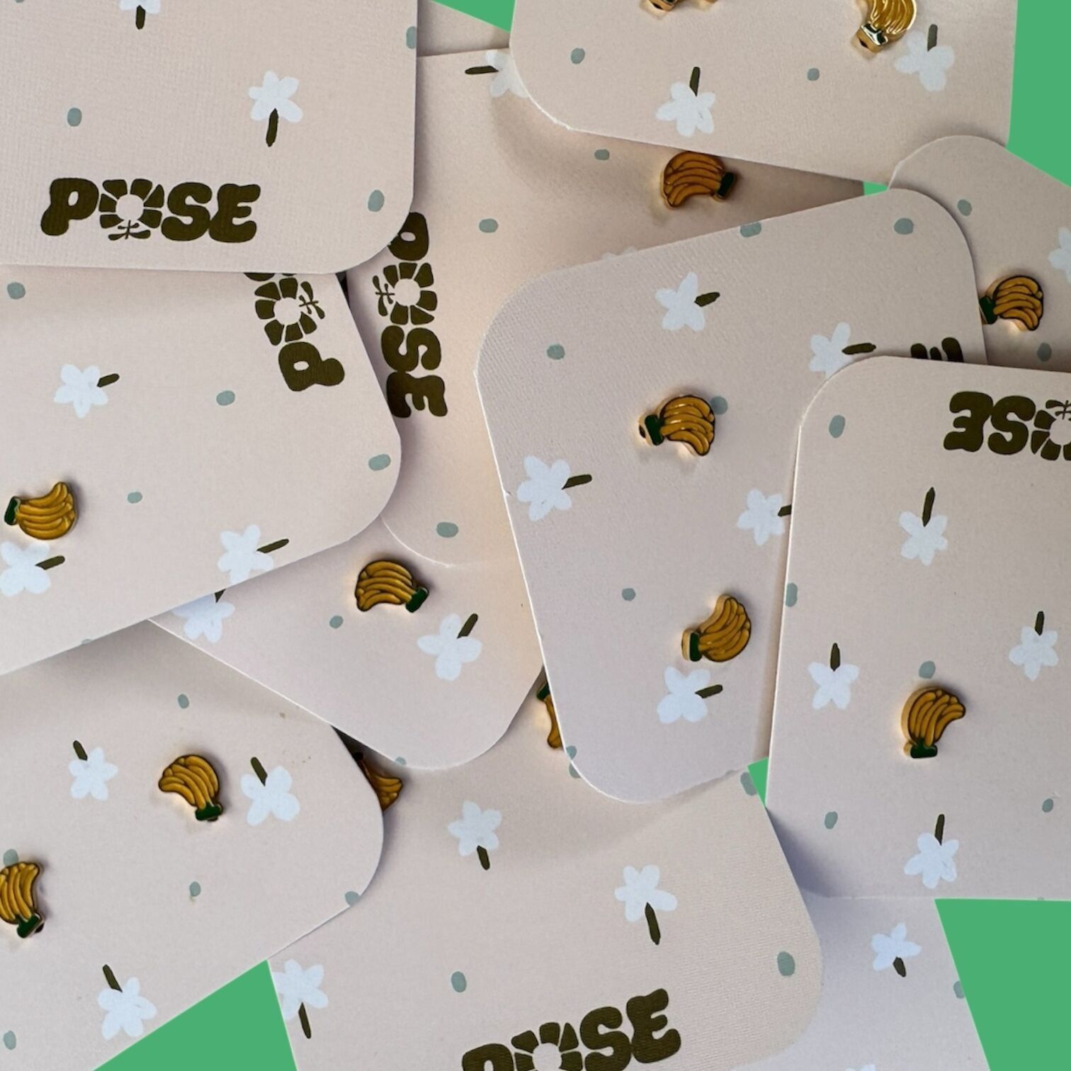 Mini orecchini a bottone a banana