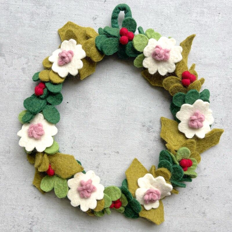 Krans met vilten bloemen
