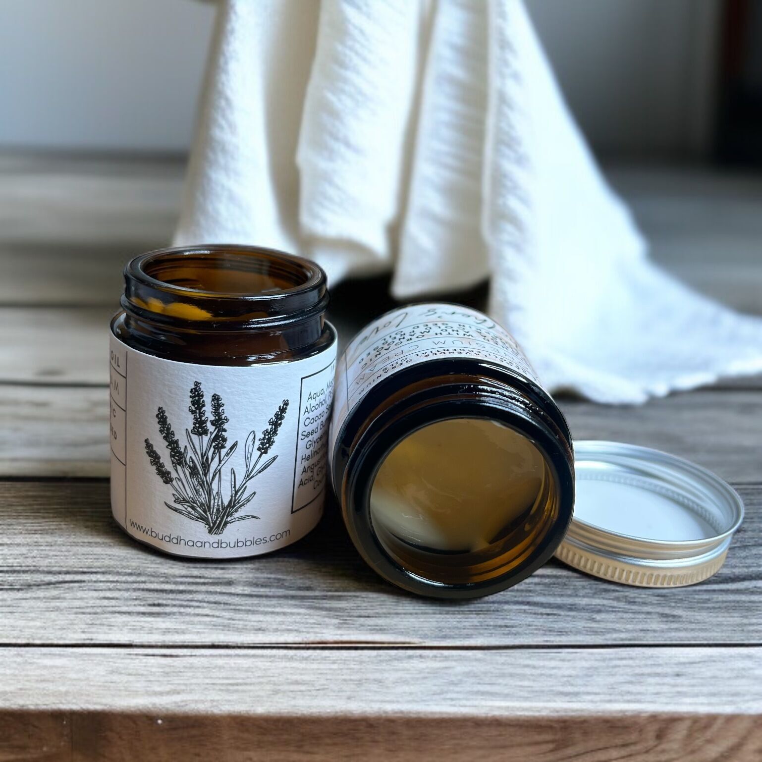 Crema de magnesio con aceites esenciales de salvia esclarea, lavanda y rosa G. Frasco de vidrio ámbar de 100 g.