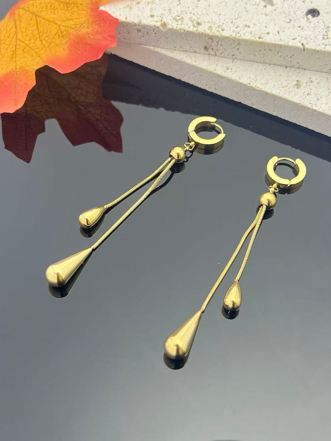 Lange baumelnde Ohrringe aus vergoldetem Edelstahl