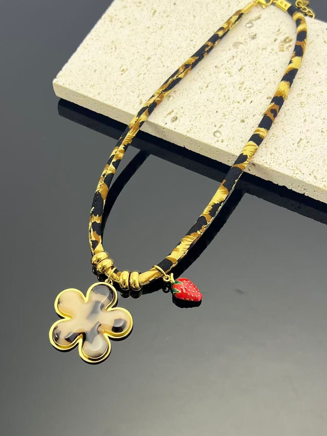 Leoparden-Halskette mit Harzblume und Erdbeer-Anhänger aus Stahl