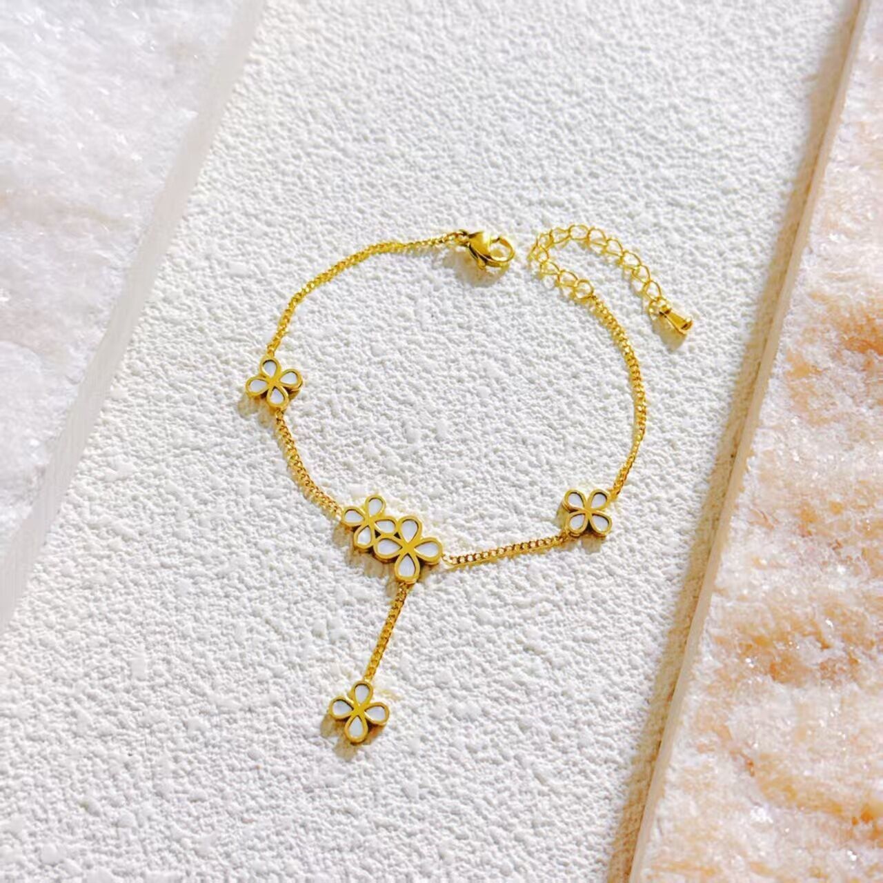 Goldenes Edelstahlarmband mit zarten Perlenblüten