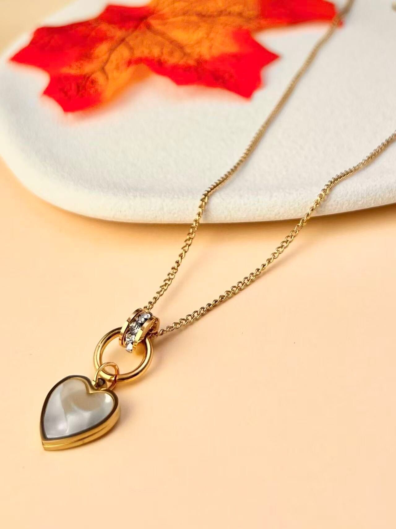 Veredelte Herzkette aus Edelstahl mit goldenem Perlmutt
