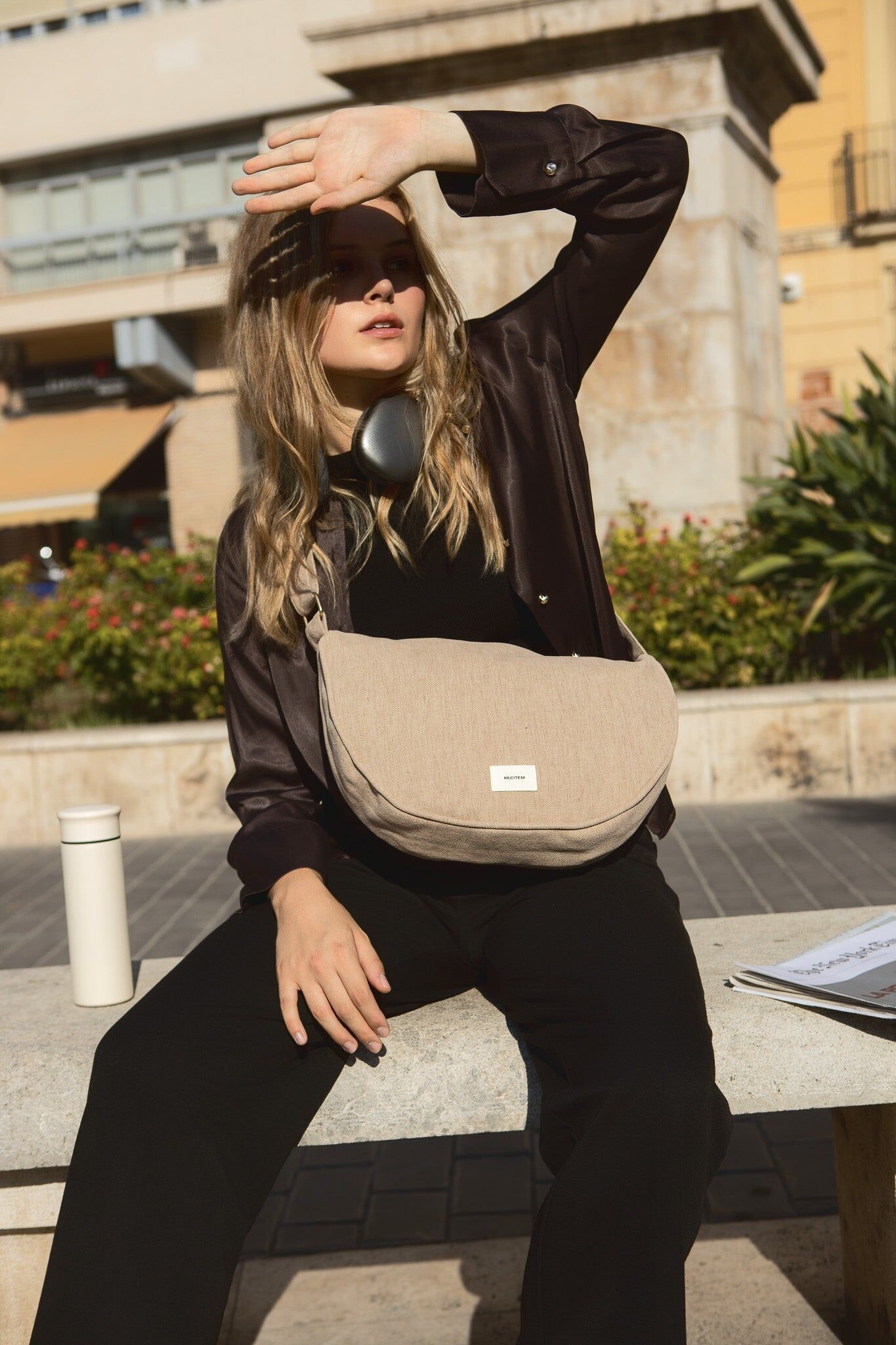 Bolso maxi Arthur liso de media luna