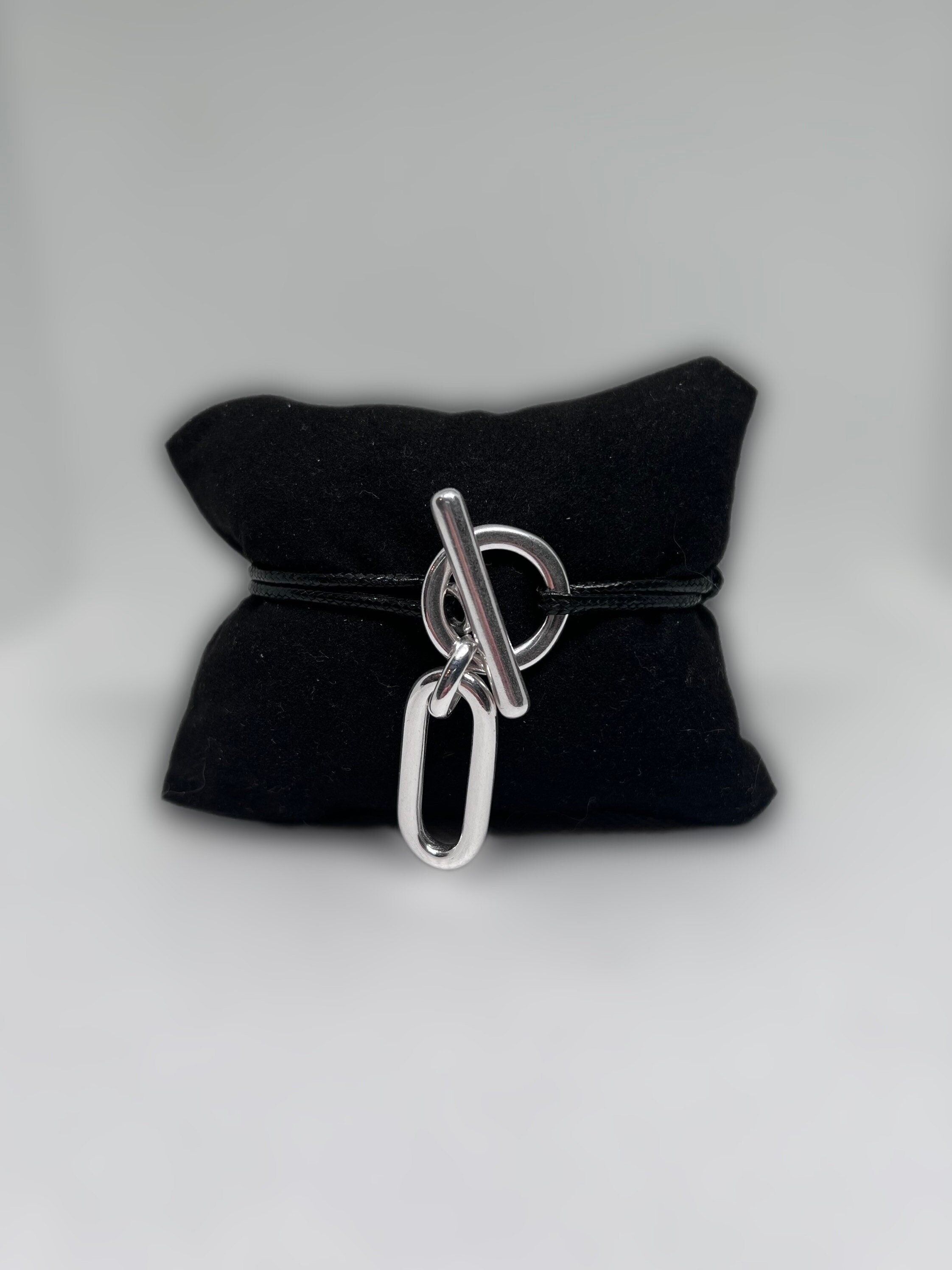 Knebelarmband mit ovaler Charm-Kordel