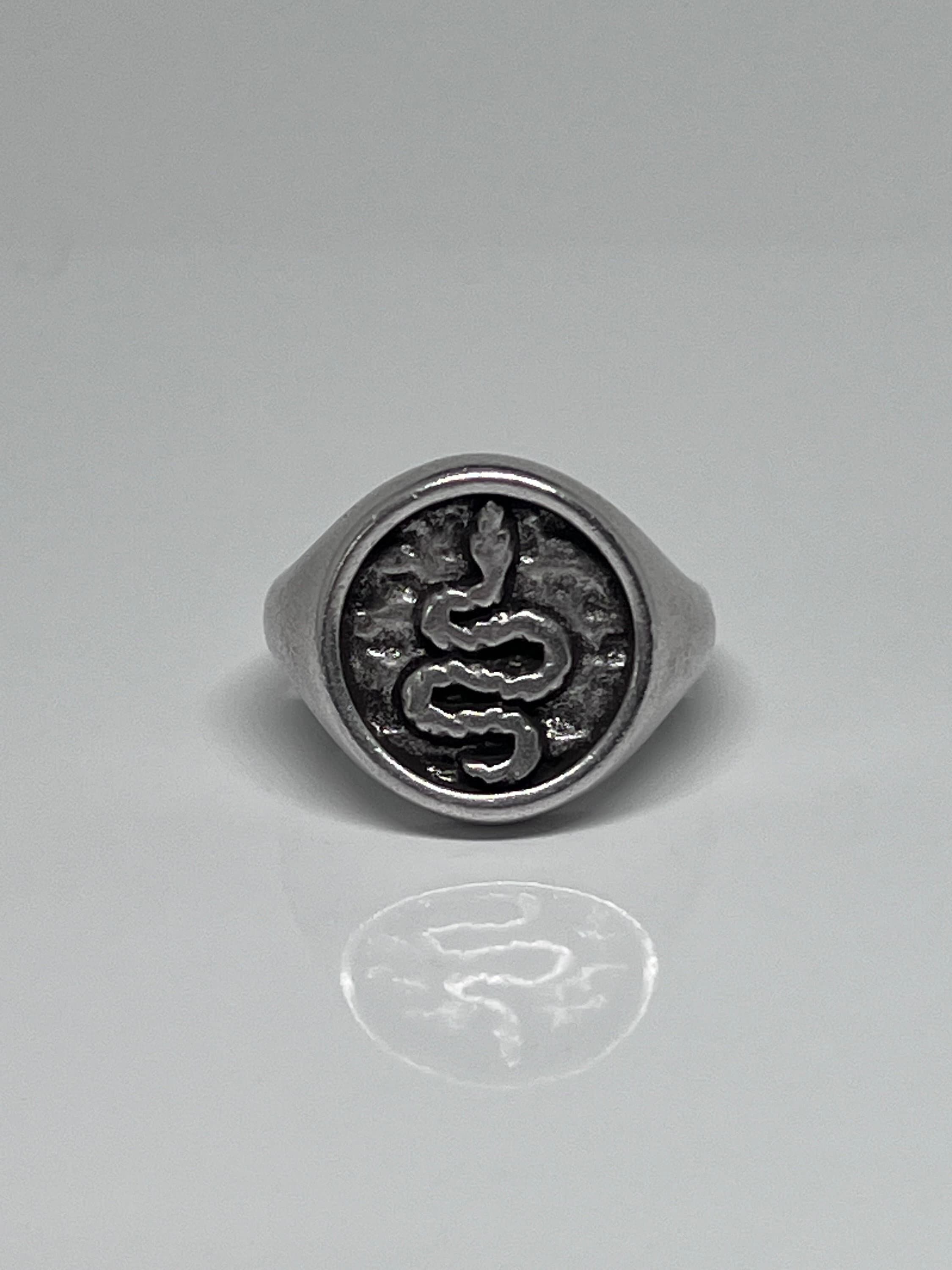 Anello con sigillo dell'uomo serpente