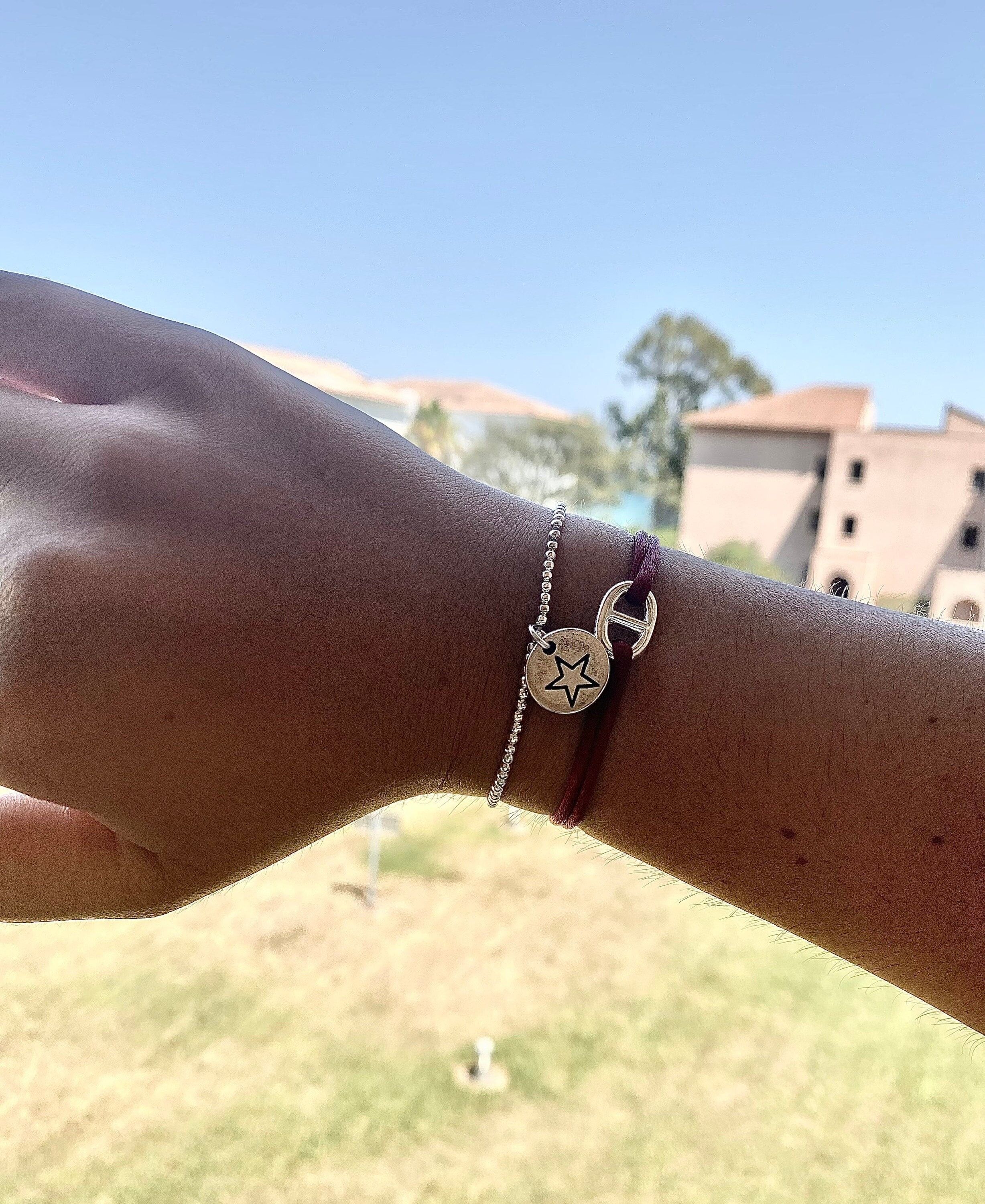 braccialetto di perle e ciondoli