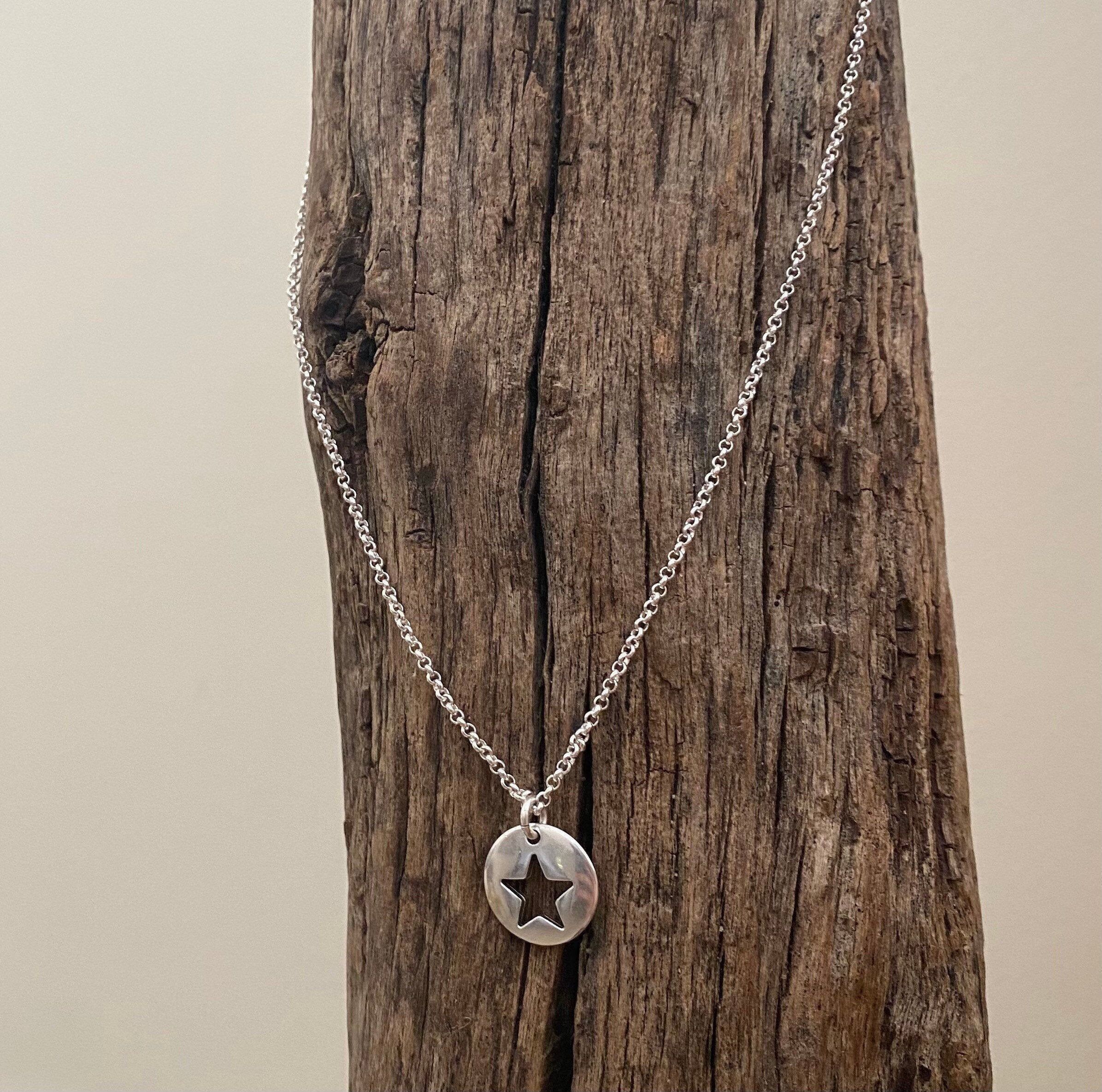 collana a catena e ciondolo rotondo in tela cava