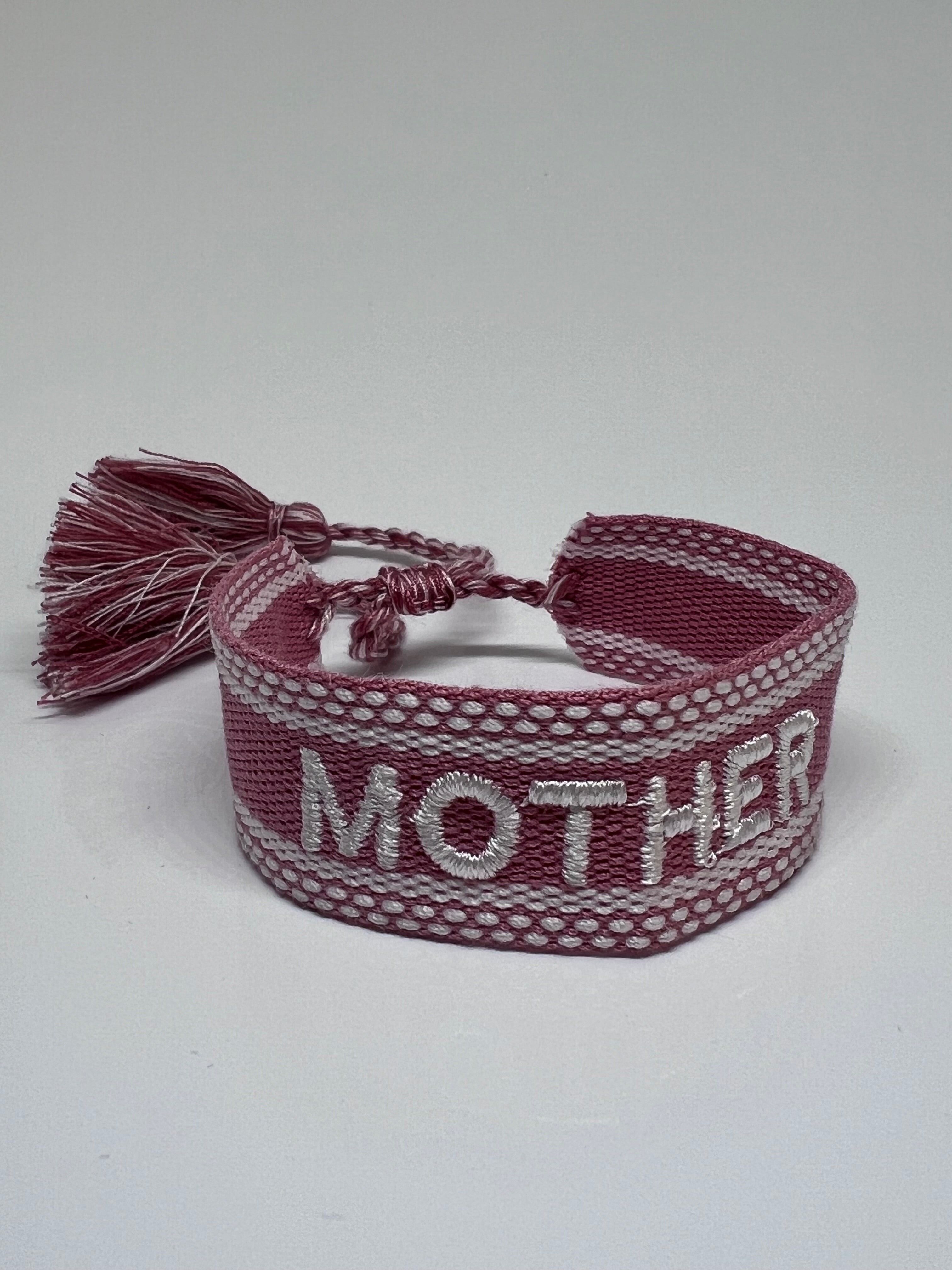 Braccialetto con pompon ricamato per la festa della mamma