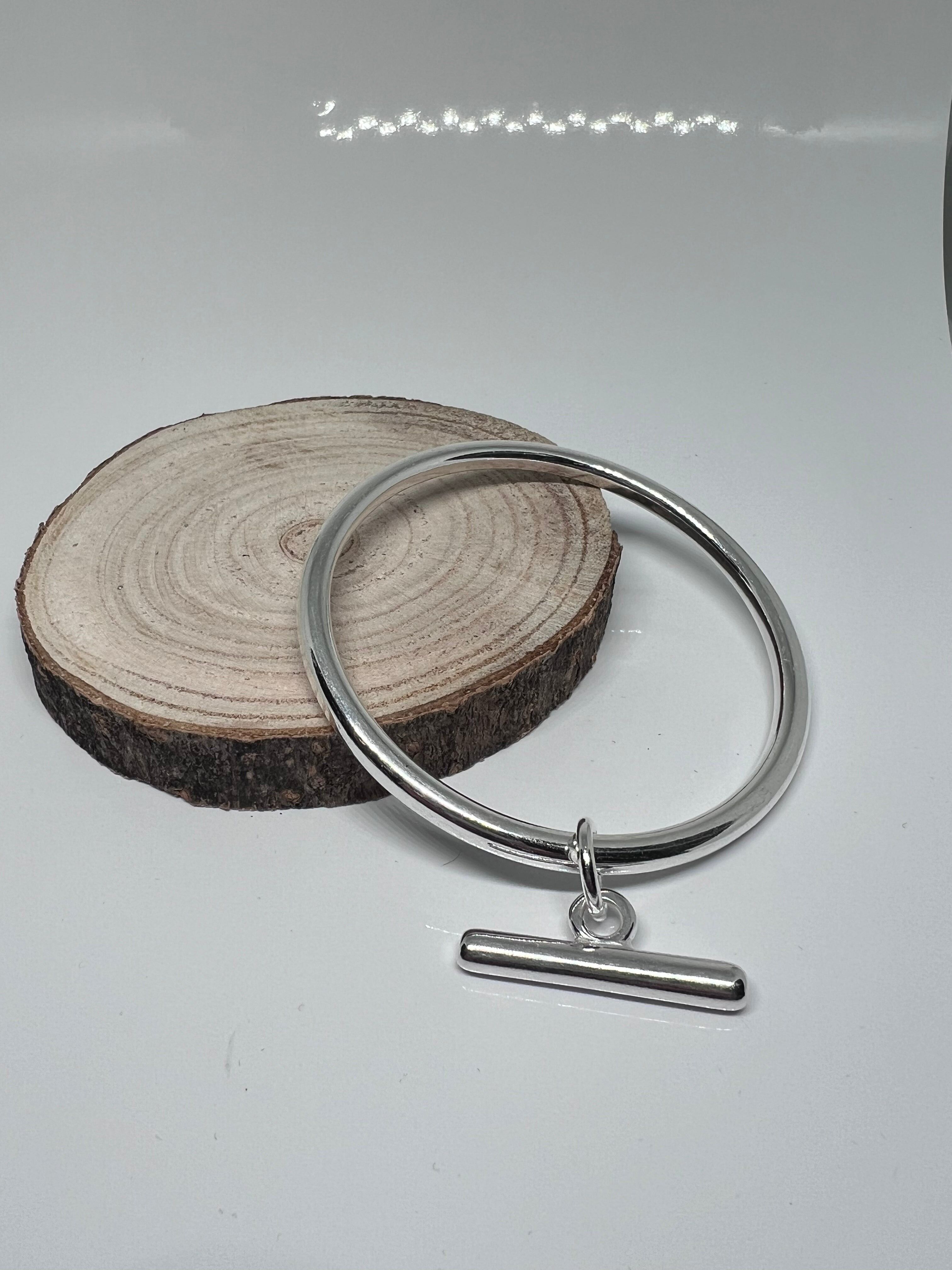 Bracciale rigido con ciondolo a forma di barra